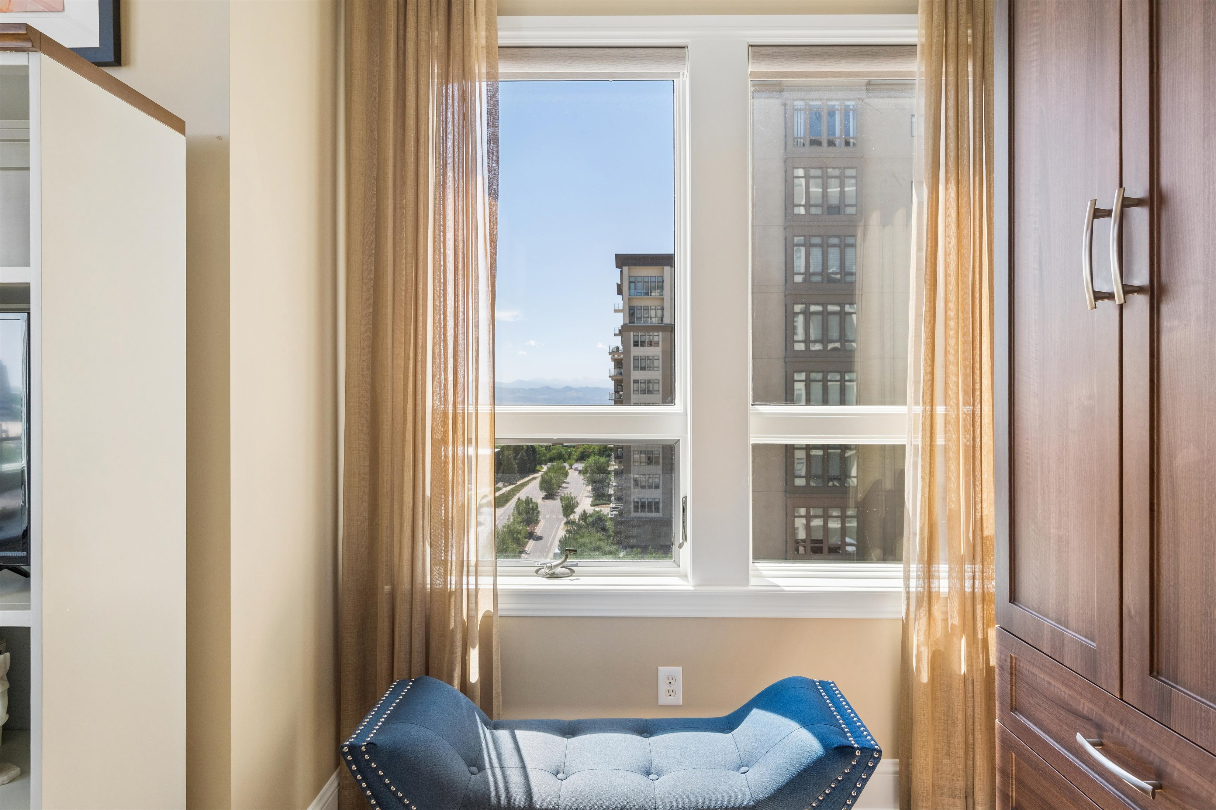  Fantastic 2 Bed/2 Bath End Unit Offering Panoramic Views - 物件實景