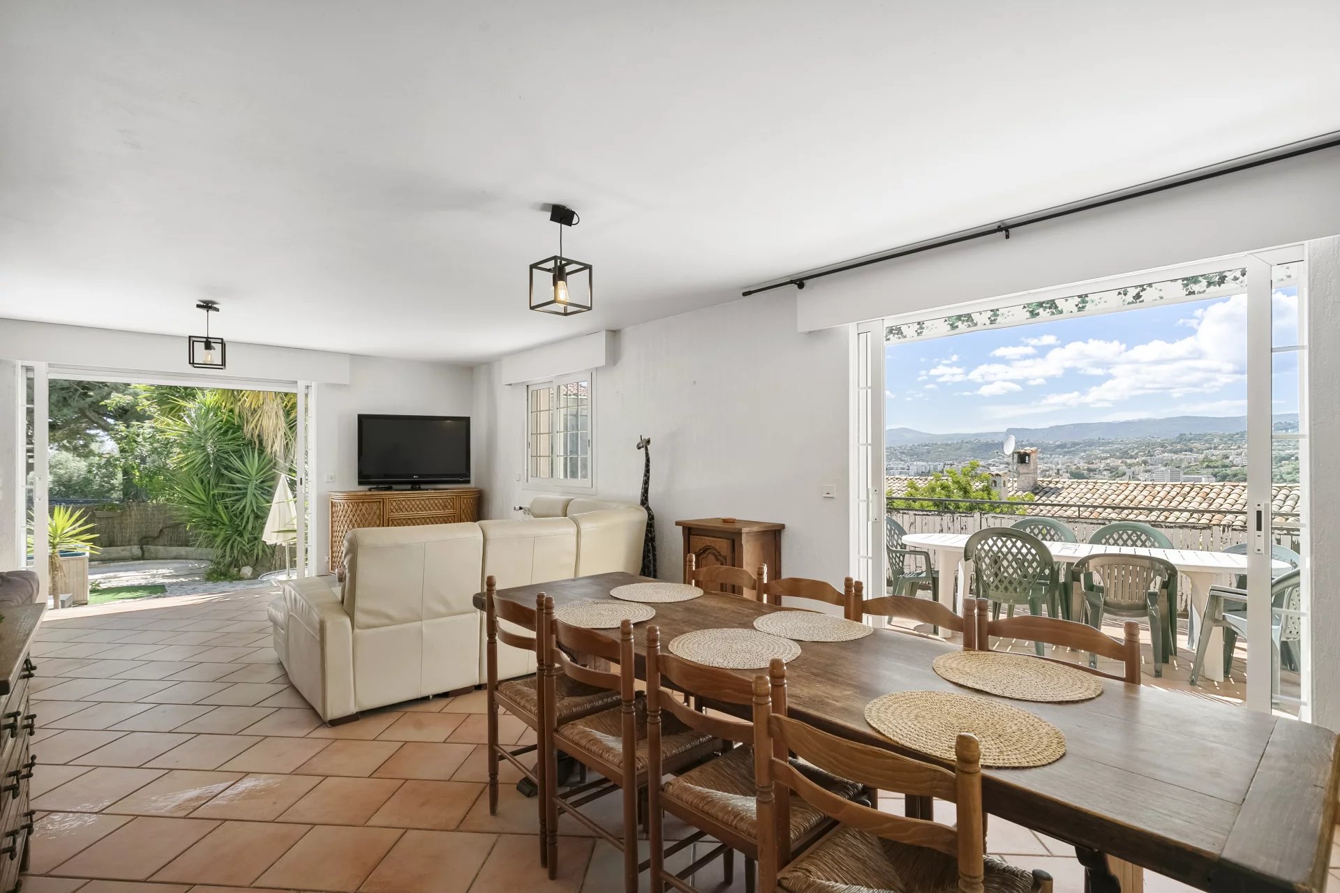 Nice, Provence-Alpes-Côte d’Azur, 06000, FR, 5 Bedrooms Bedrooms, ,4 BathroomsBathrooms,Residential,For Sale,1829311