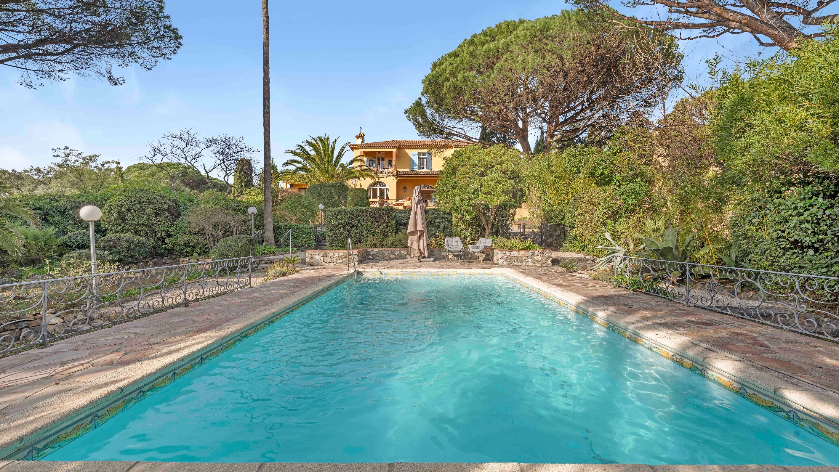  Exclusive Côte d’Azur villa for sale in Sainte-Maxime, prime location near sea … - 物件實景
