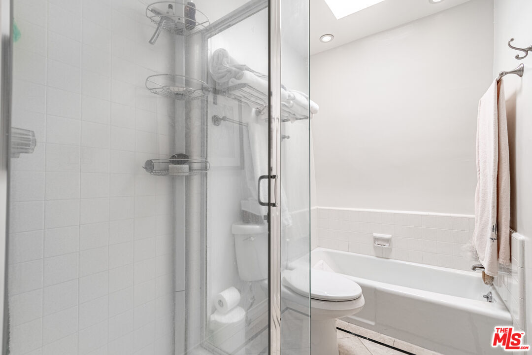 Los Angeles, California, 90004, United States, 2 Bedrooms Bedrooms, ,3 BathroomsBathrooms,Residential,For Sale,1940175
