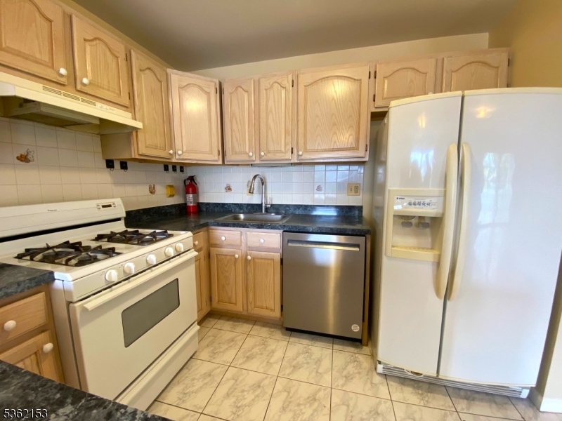 Newark City, New Jersey, 07105, United States, 2 Bedrooms Bedrooms, ,3 BathroomsBathrooms,Residential,For Sale,1849071