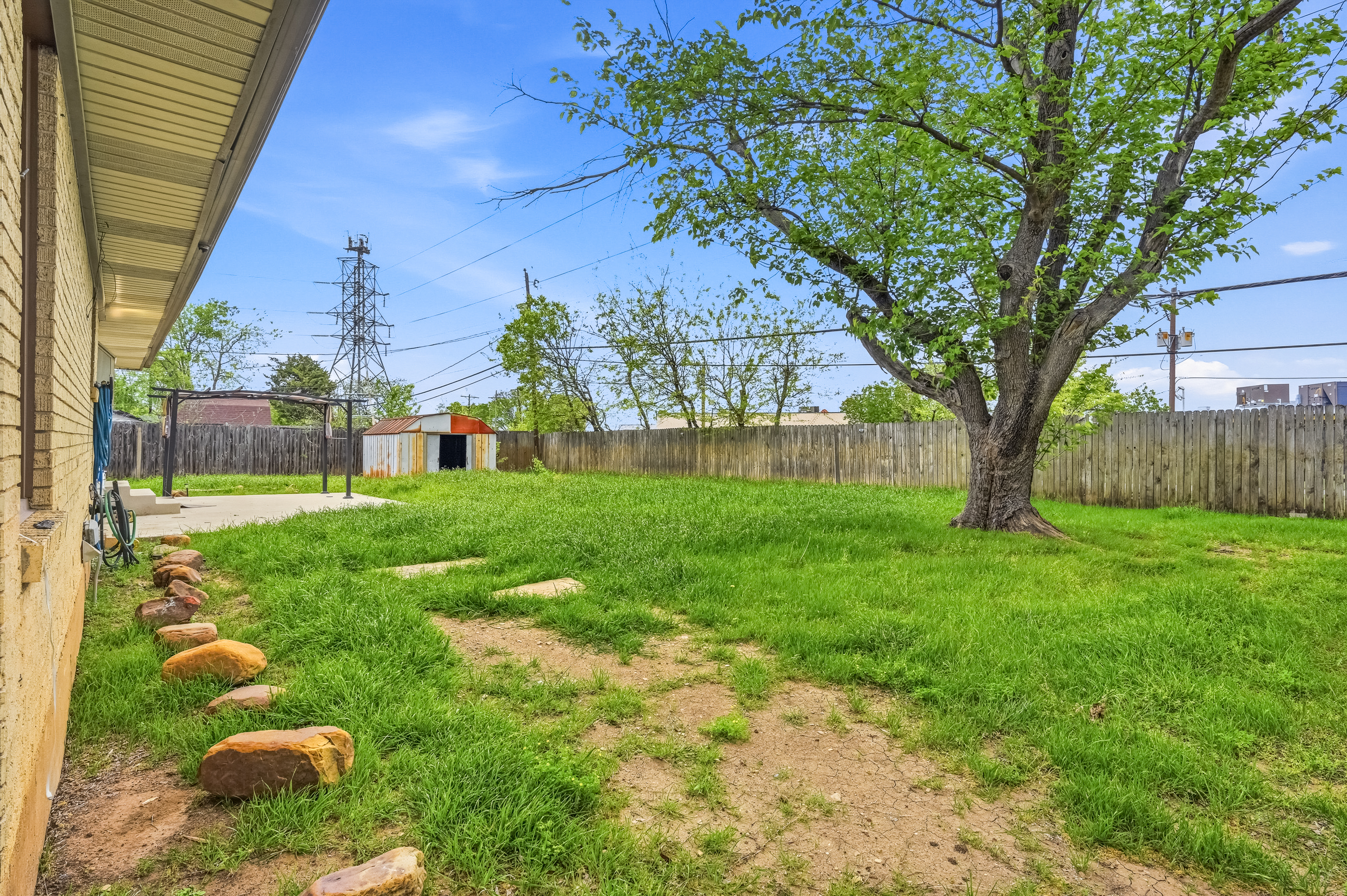  Charming 3-Bed, 2-Bath Single-Family Home with Spacious Living in N R Hills - 物件實景