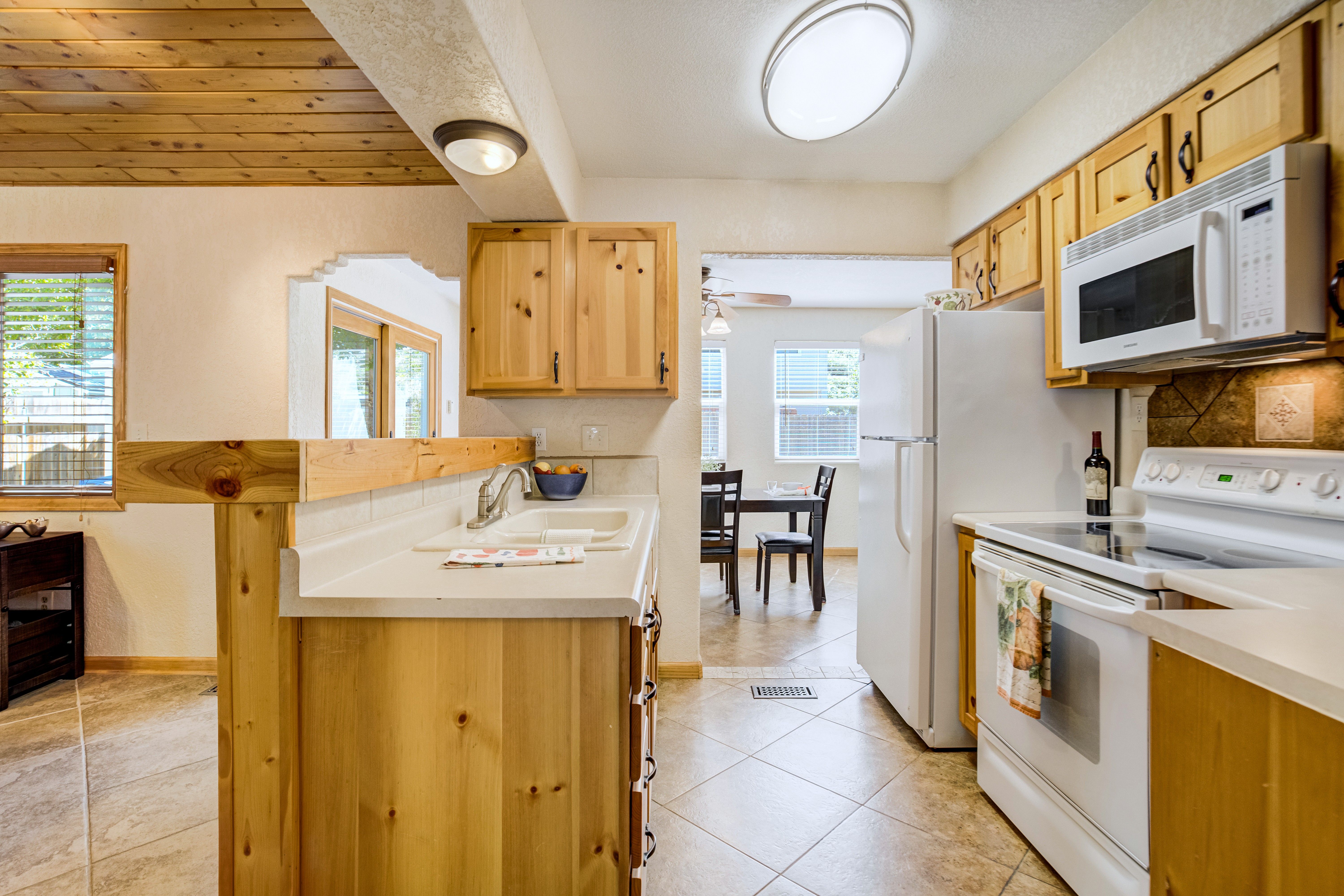  Nestled on a Spacious Corner Lot, Discover Mountain Charm w/ Warm Wood Accents - 物件實景