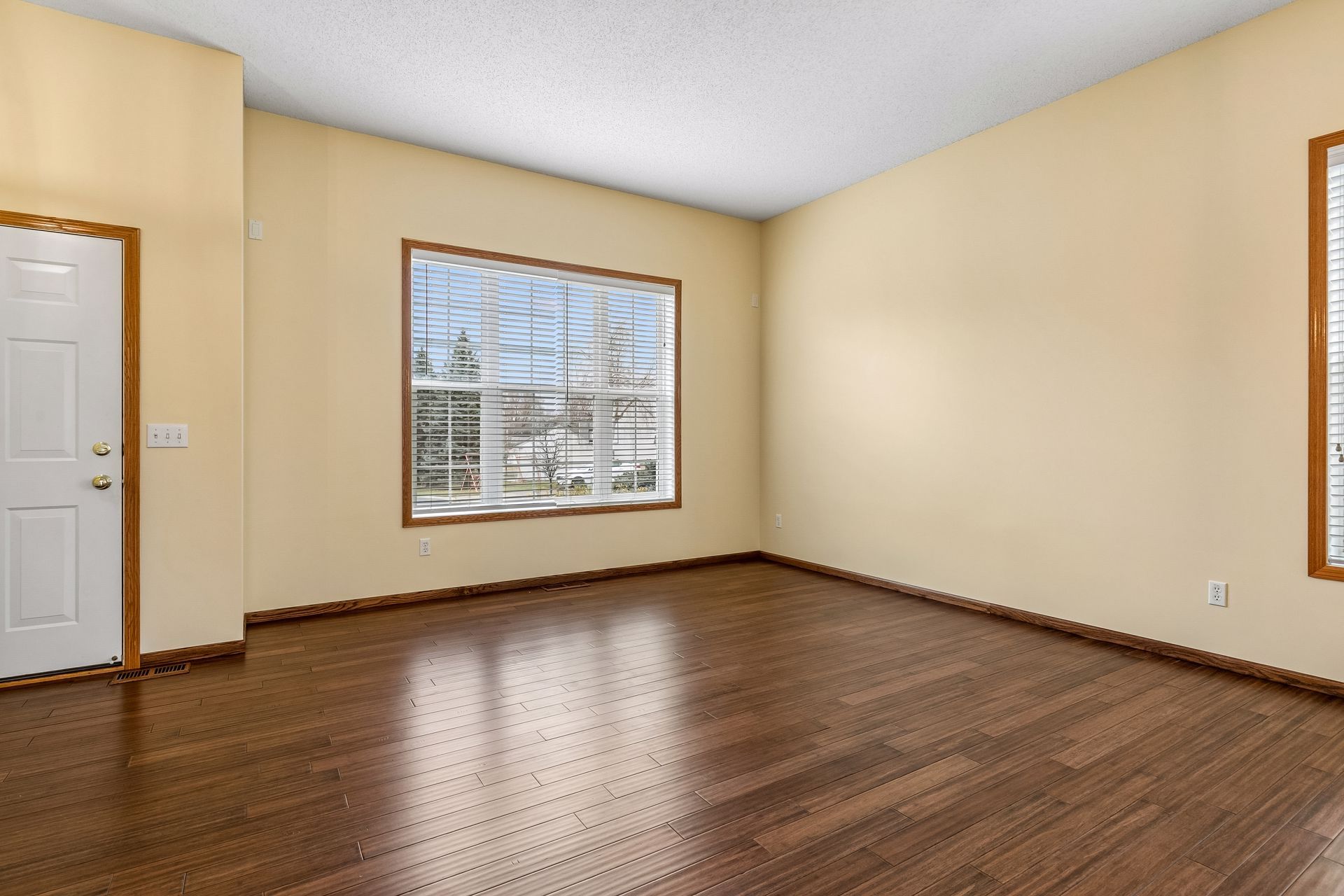  Cul-de-Sac Living with Over an Acre of Land - 物件實景