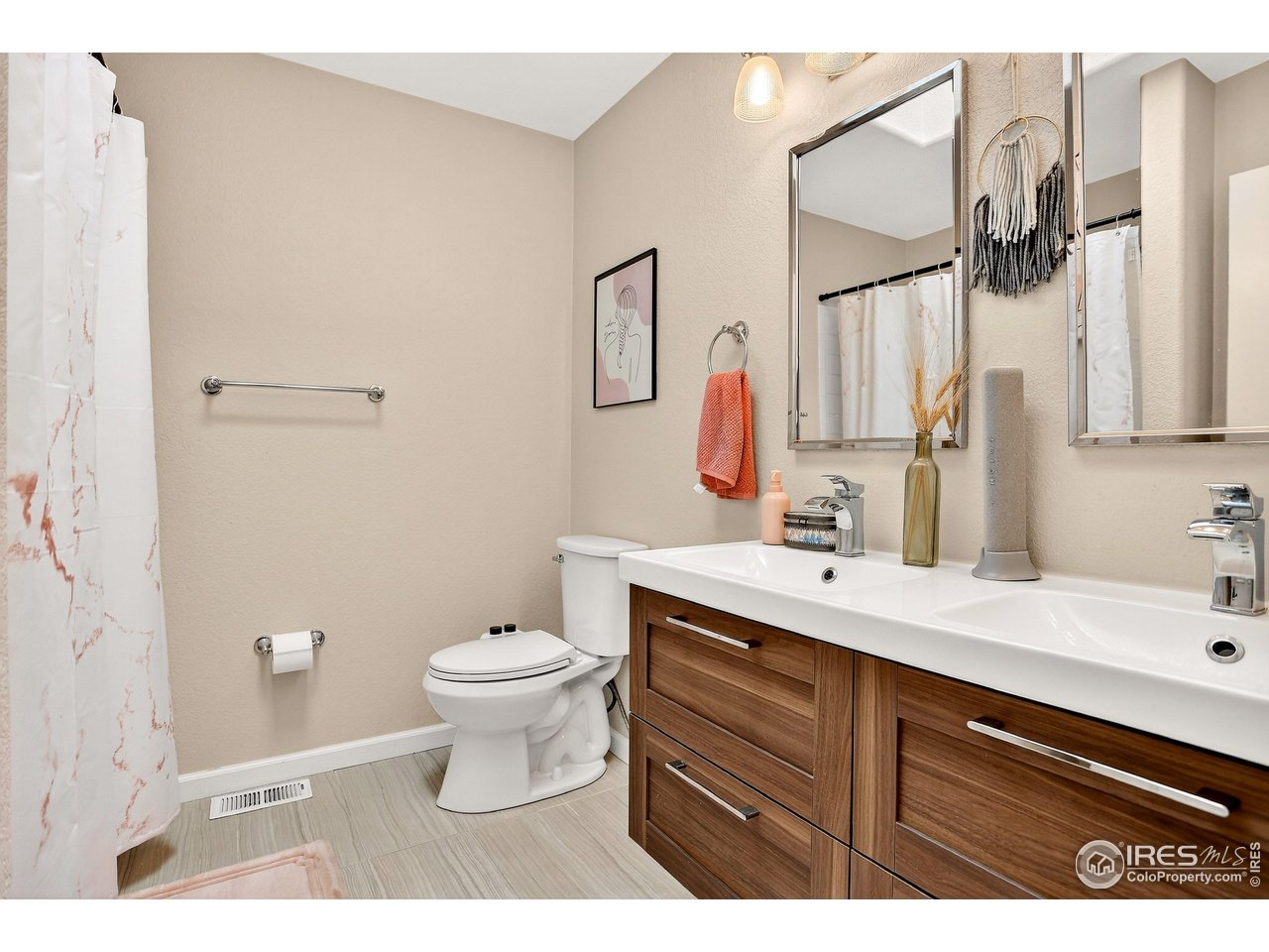 Aurora, Colorado, 80015, United States, 4 Bedrooms Bedrooms, ,2 BathroomsBathrooms,Residential,For Sale,2001847