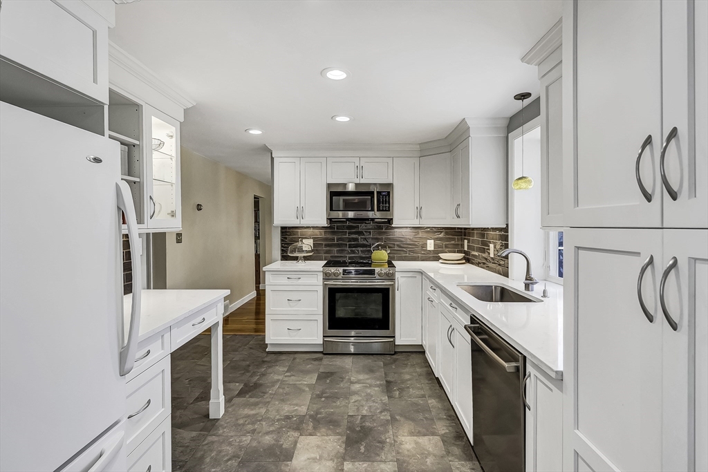 Wayland, Massachusetts, 01778, United States, 3 Bedrooms Bedrooms, ,2 BathroomsBathrooms,Residential,For Sale,1847393