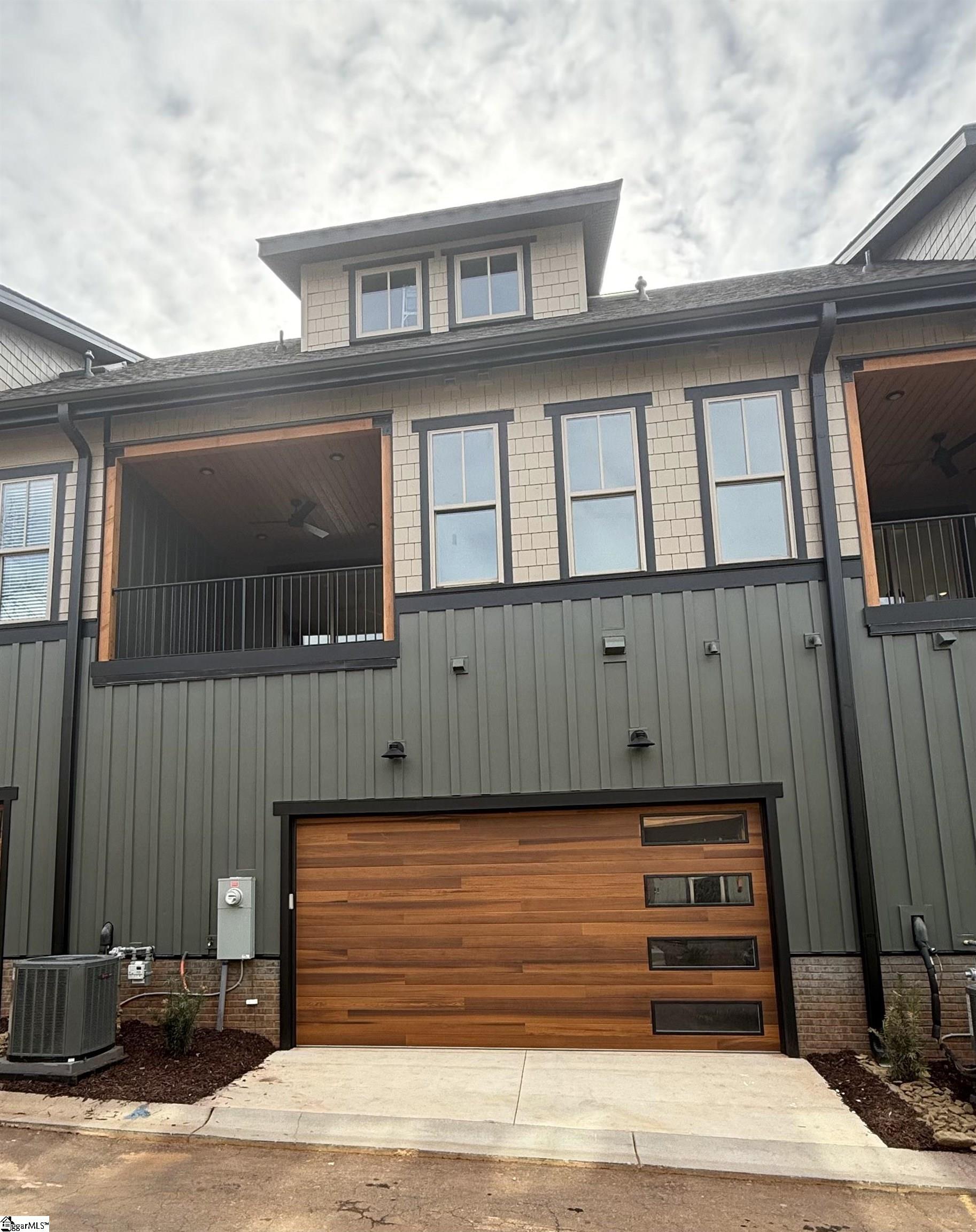 Greenville, South Carolina, 29601, United States, 2 Bedrooms Bedrooms, ,3 BathroomsBathrooms,Residential,For Sale,1818432
