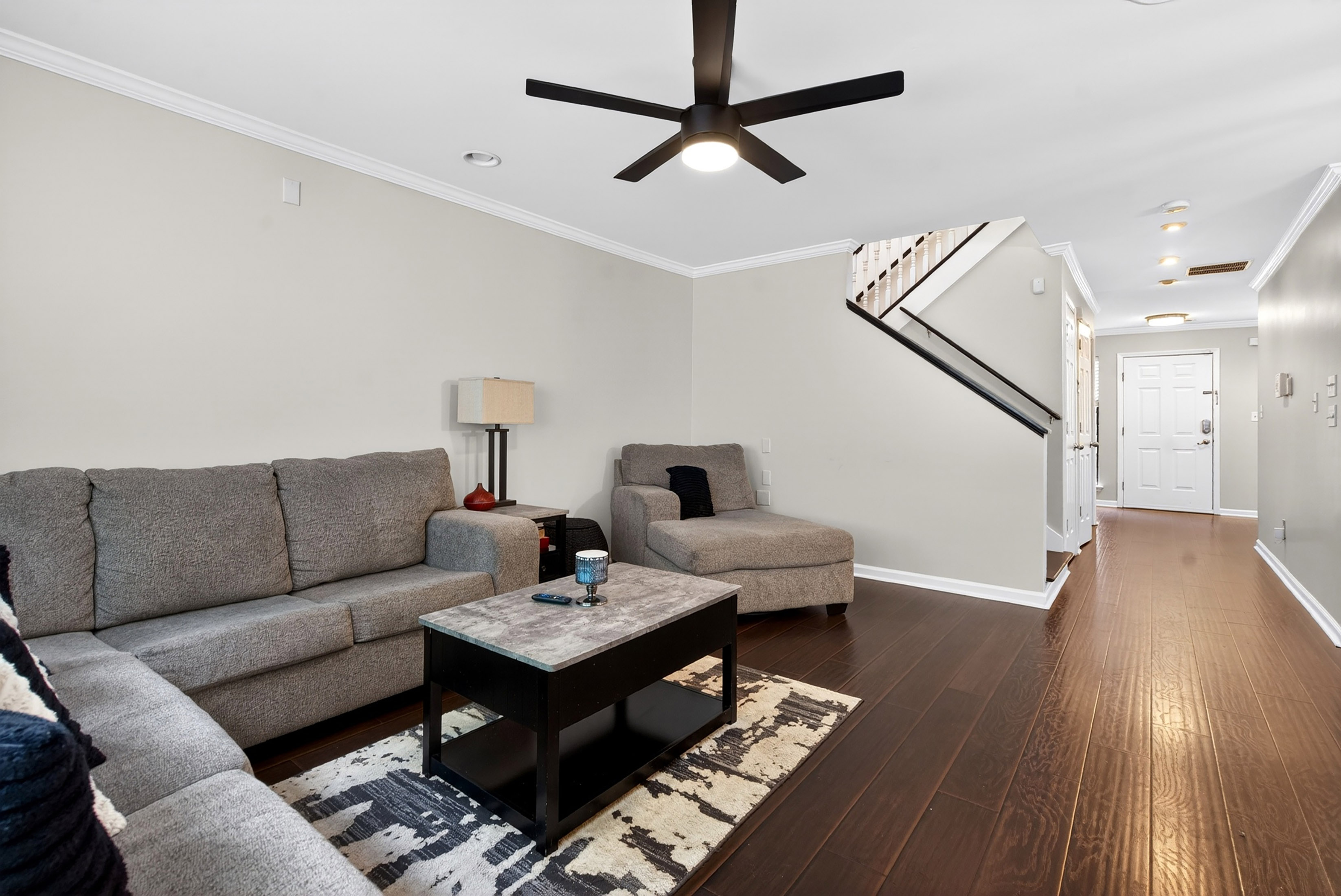  Townhouse-style Condo Offers Solid Value and Strong Upside Potential - 物件實景