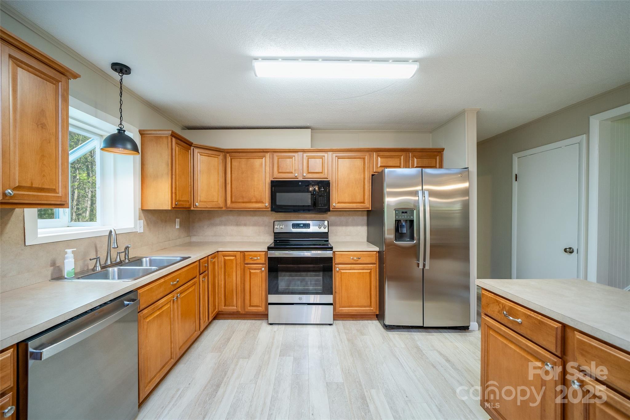 Hendersonville, North Carolina, 28739, United States, 4 Bedrooms Bedrooms, ,3 BathroomsBathrooms,Residential,For Sale,1983643