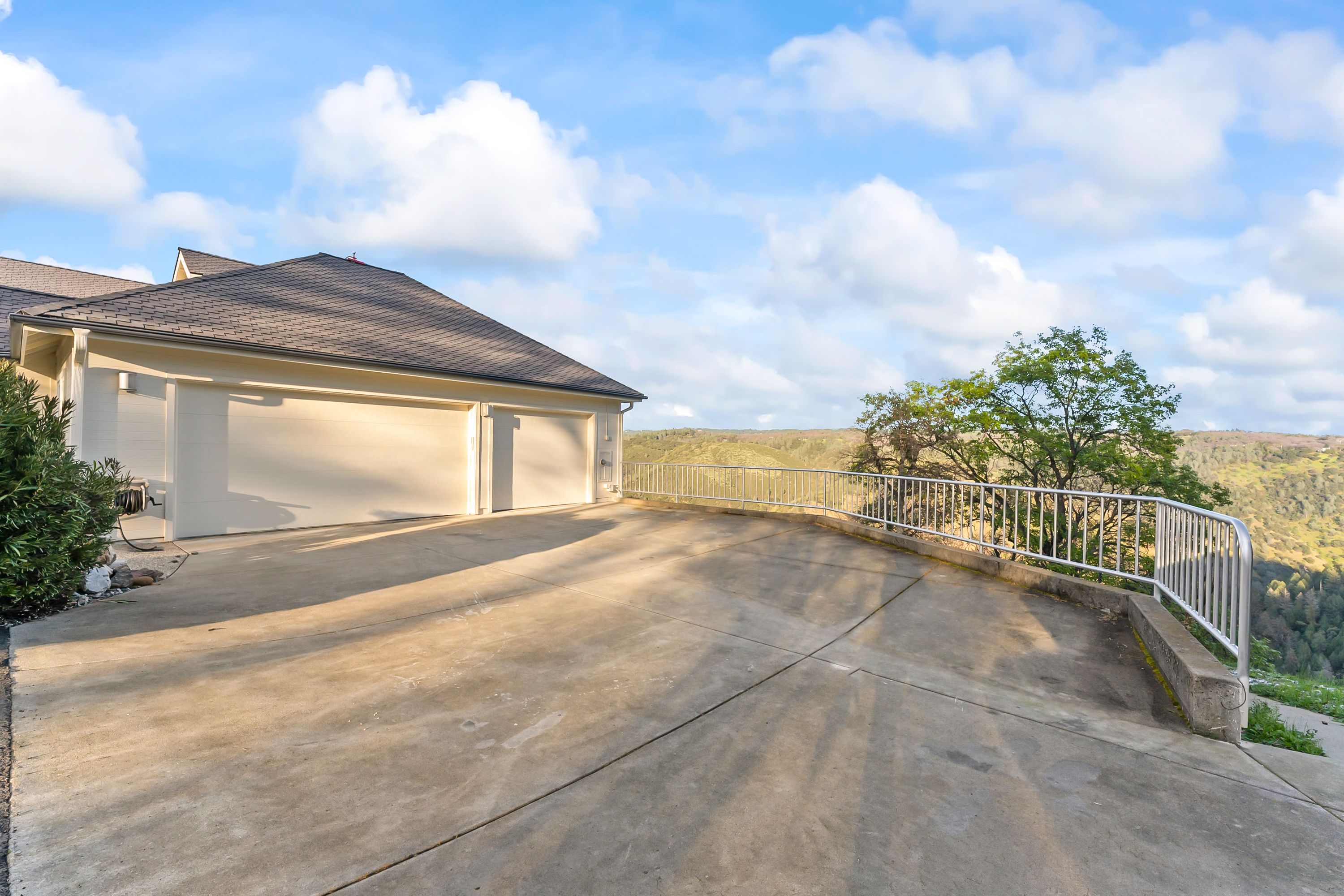  River Views • Pool • A Striking Estate That Makes a Statement - 物件實景