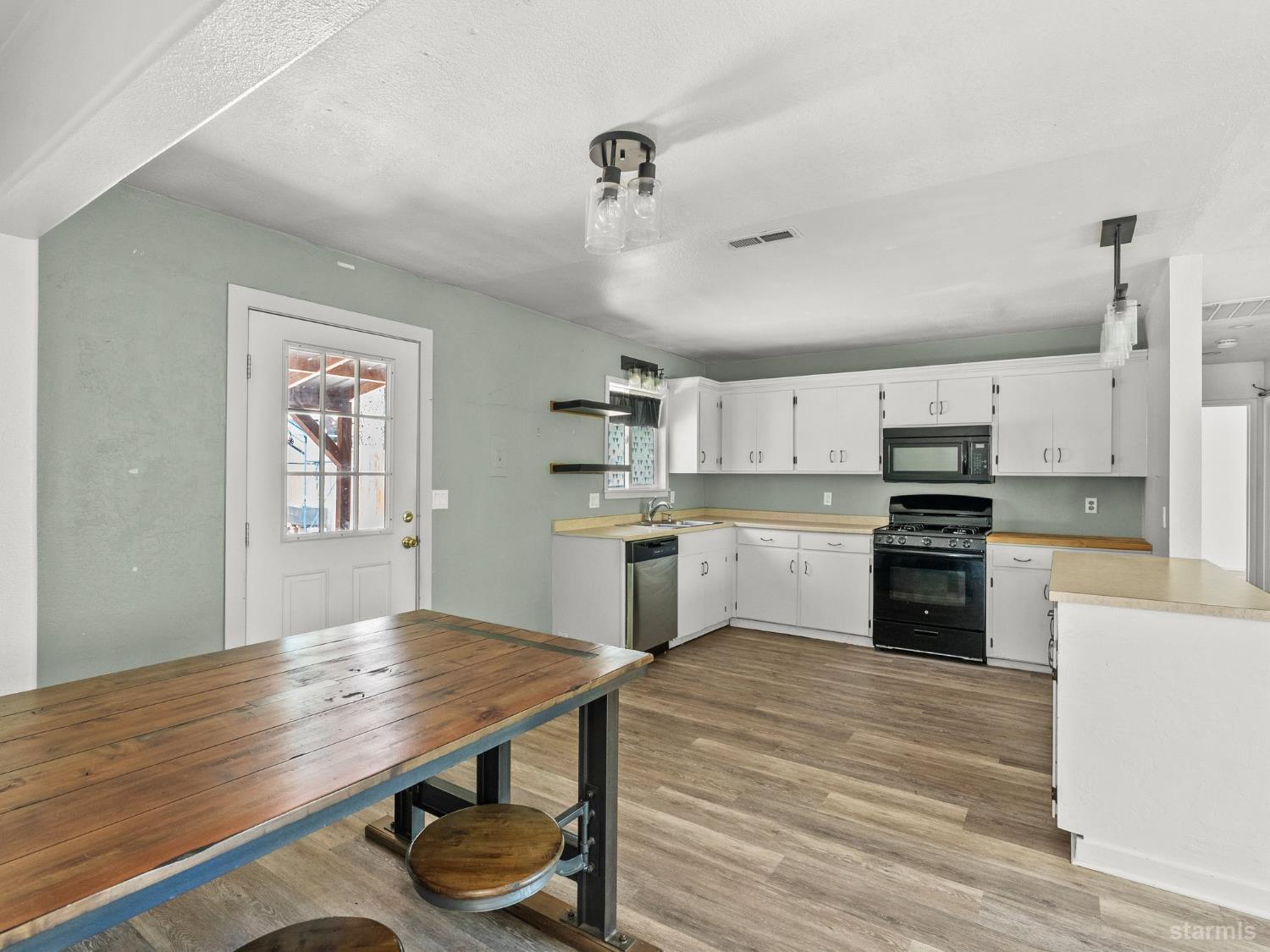 South Lake Tahoe, California, 96150, United States, 3 Bedrooms Bedrooms, ,2 BathroomsBathrooms,Residential,For Sale,1737061