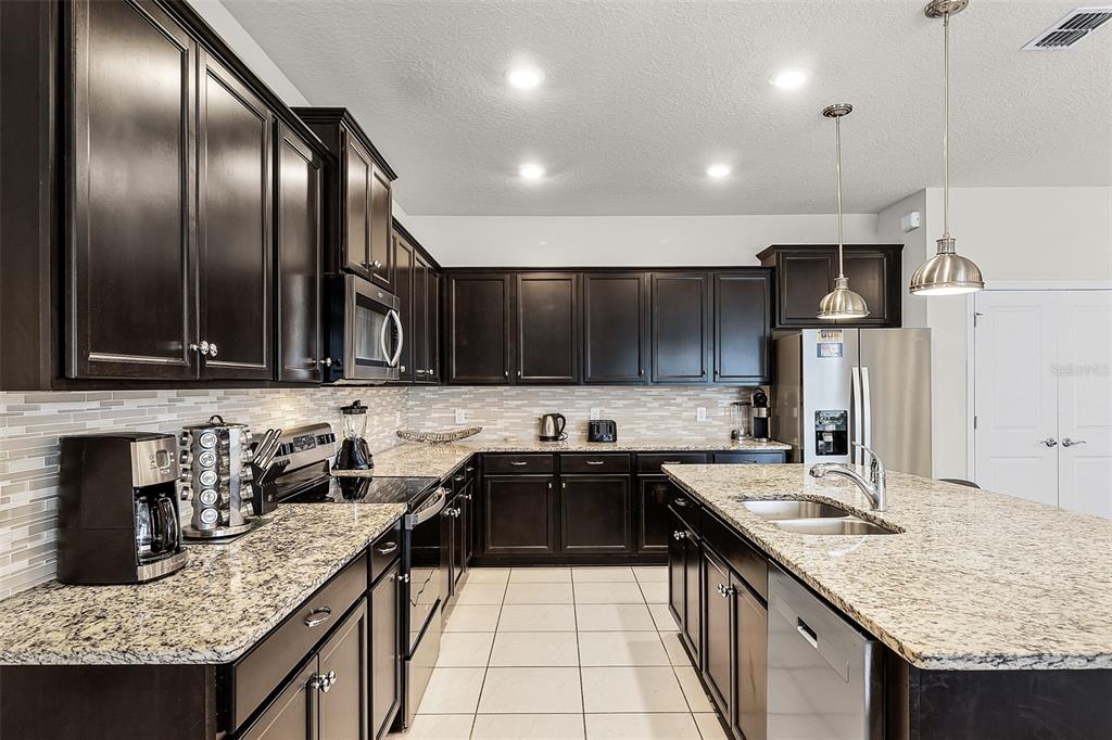 Davenport, Florida, 33897, United States, 10 Bedrooms Bedrooms, ,8 BathroomsBathrooms,Residential,For Sale,1897679