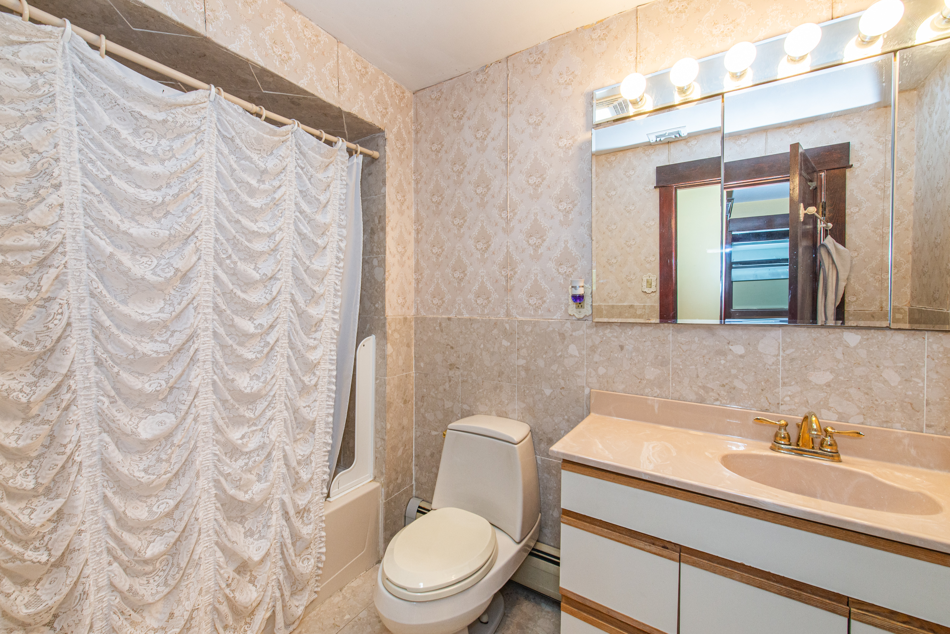 Nutley, New Jersey, 07110, United States, 3 Bedrooms Bedrooms, ,2 BathroomsBathrooms,Residential,For Sale,1935427