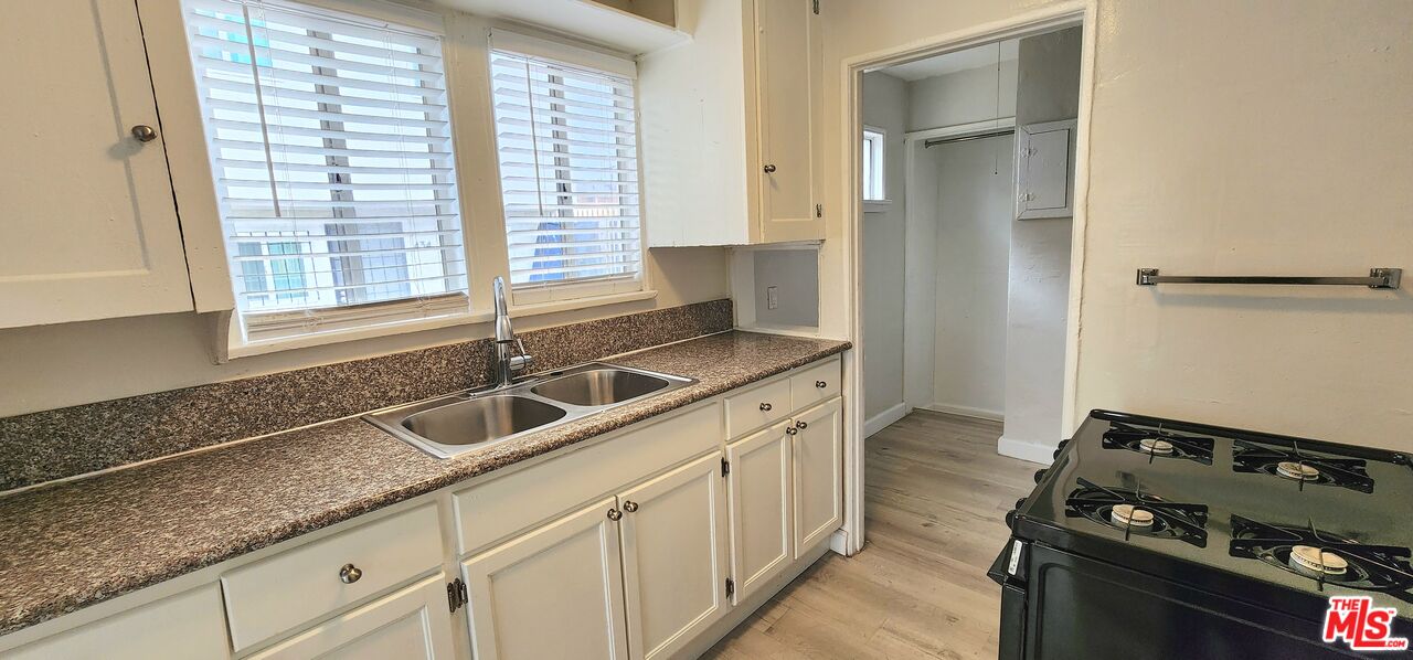Los Angeles, California, 90003, United States, 9 Bedrooms Bedrooms, ,Residential,For Sale,1940130