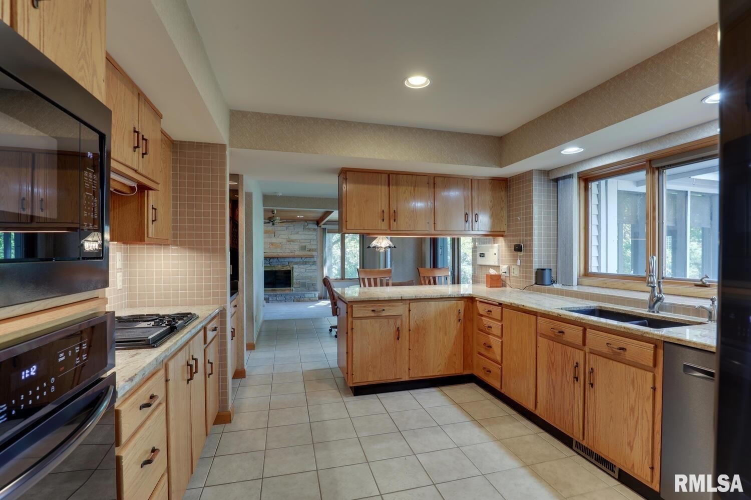 Macomb, Illinois, 61455, United States, 6 Bedrooms Bedrooms, ,5 BathroomsBathrooms,Residential,For Sale,1982236