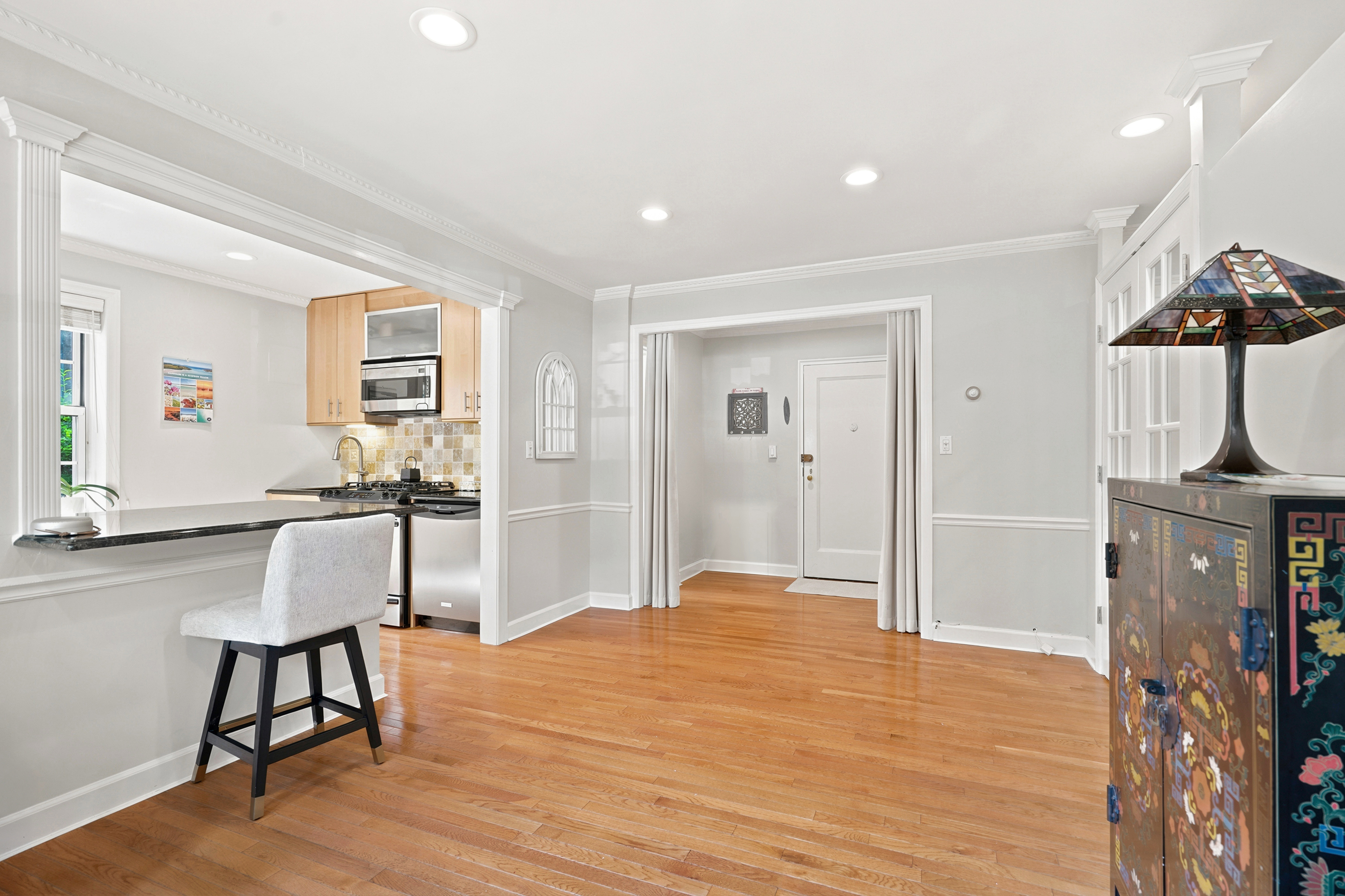  Beautifully updated first-floor studio in the gated Scarsdale Chateaux community - 物件實景