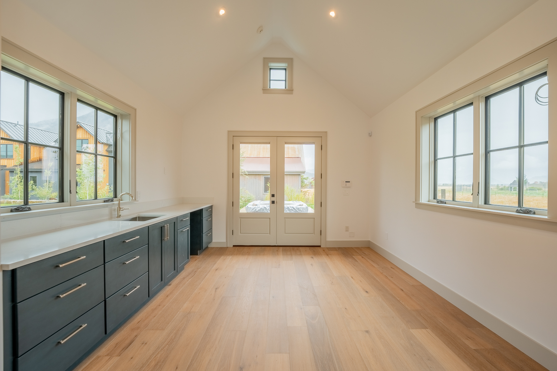  Big And Beautiful In The Desirable And Peaceful East End Of Town - 物件實景