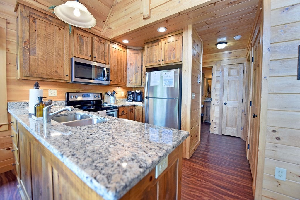 Blue Ridge, Georgia, 30513, United States, 3 Bedrooms Bedrooms, ,2 BathroomsBathrooms,Residential,For Sale,1859730