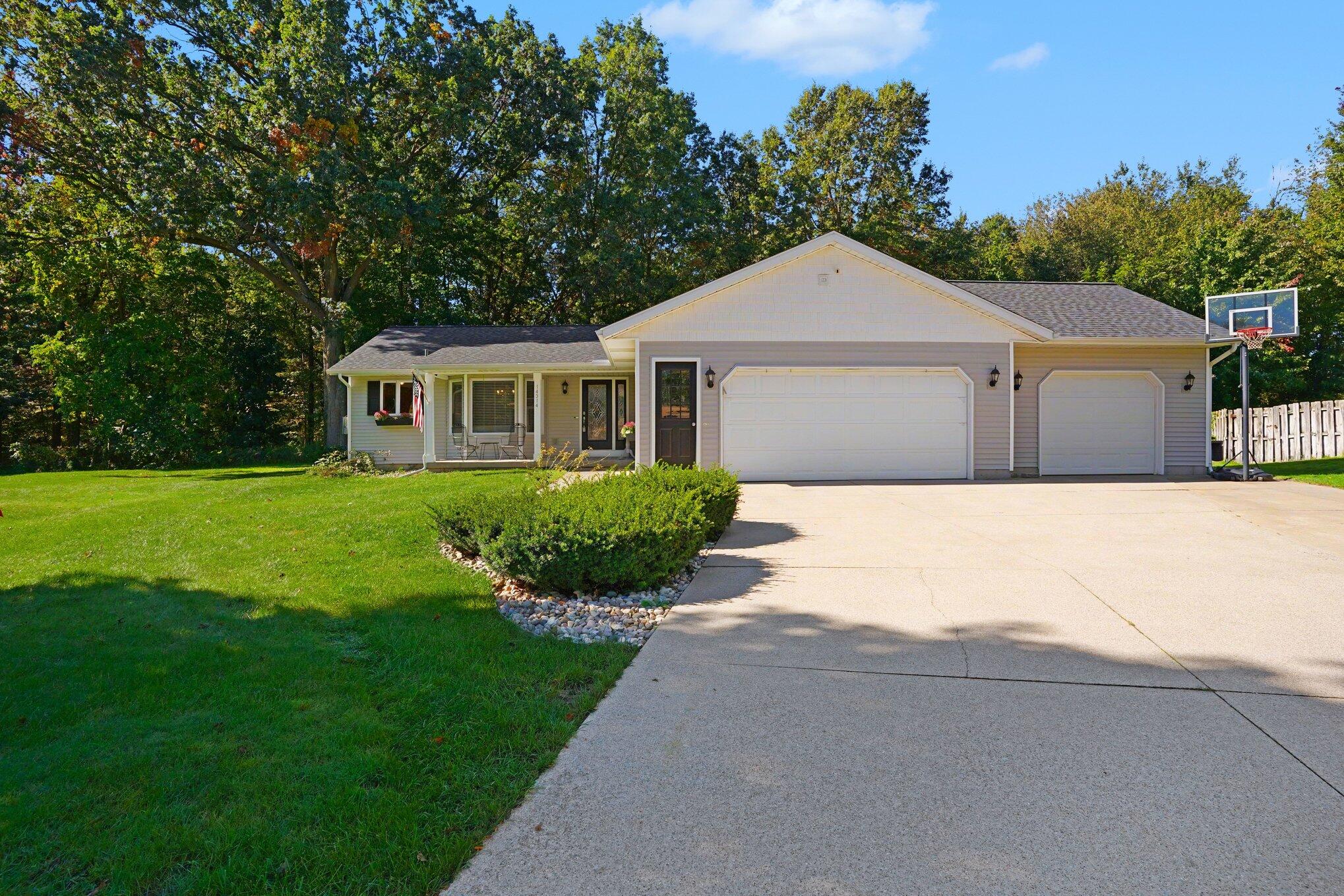 Sunview Dr, Holland, MI 49424 #1
