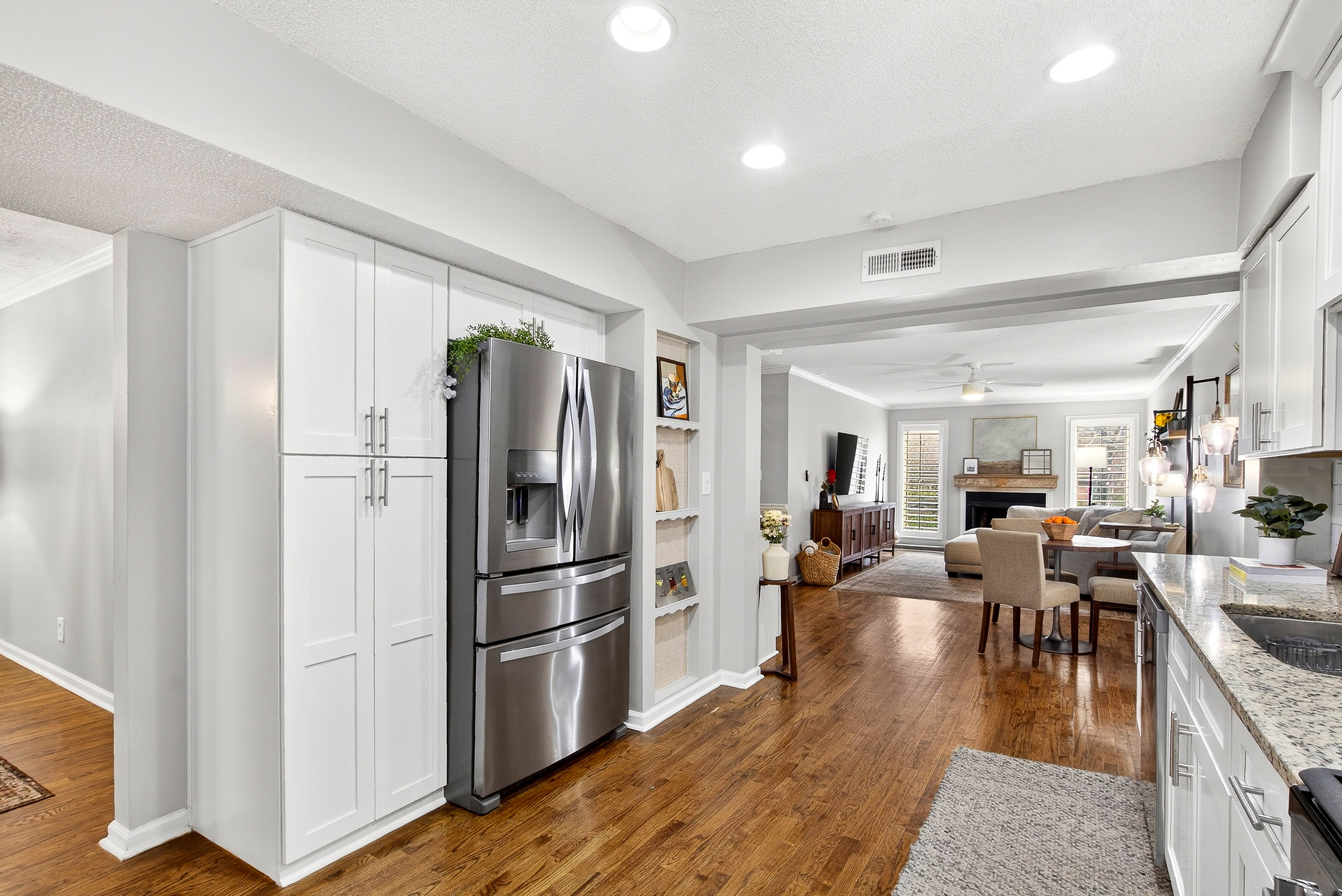  Spacious and Updated Townhome Offers Comfort, Charm and Convenience - 物件實景