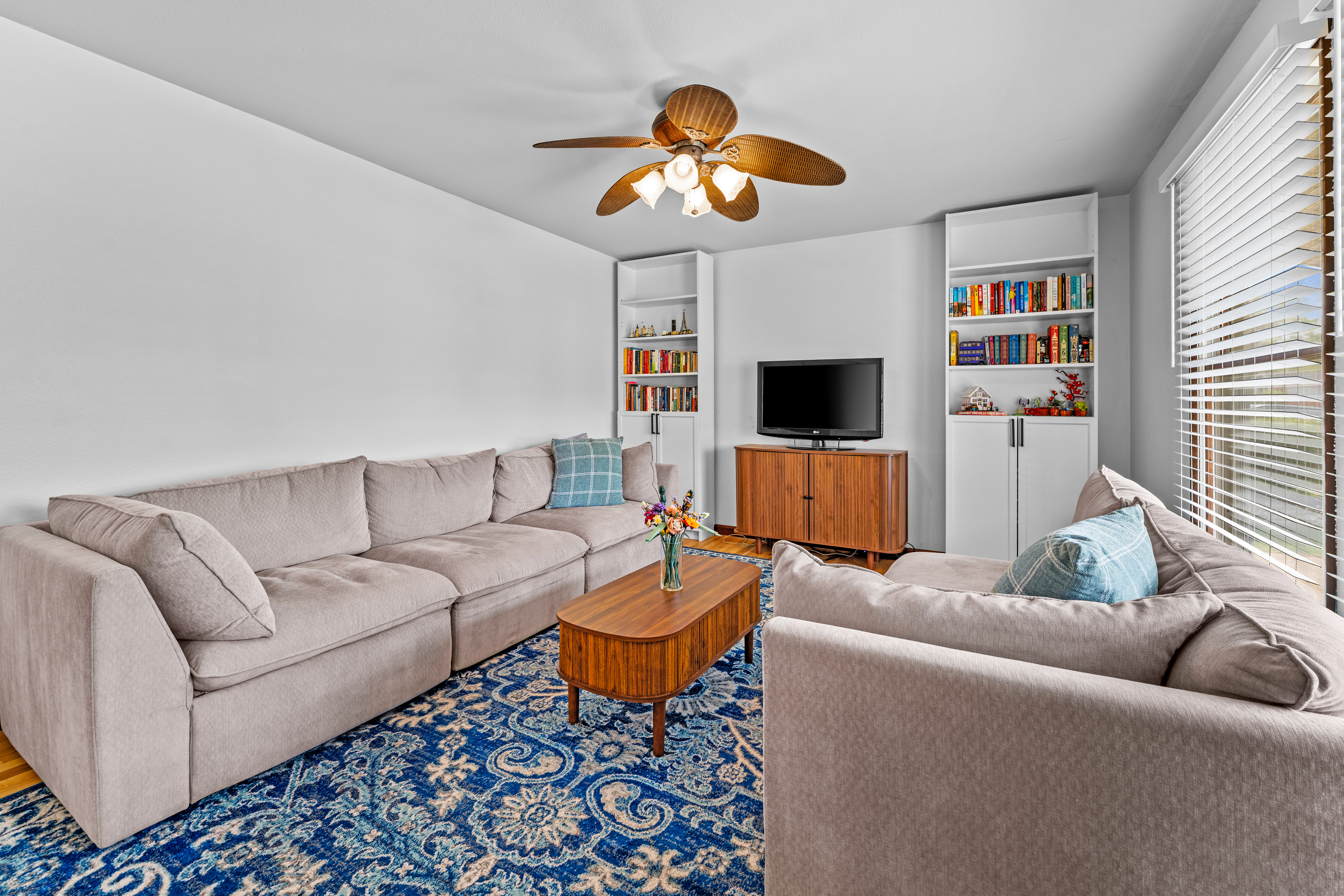  Exceptional low-maintenance brick and stone home makes - 物件實景