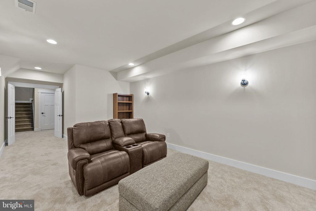 Warrenton, Virginia, 20187, United States, 4 Bedrooms Bedrooms, ,4 BathroomsBathrooms,Residential,For Sale,2048905