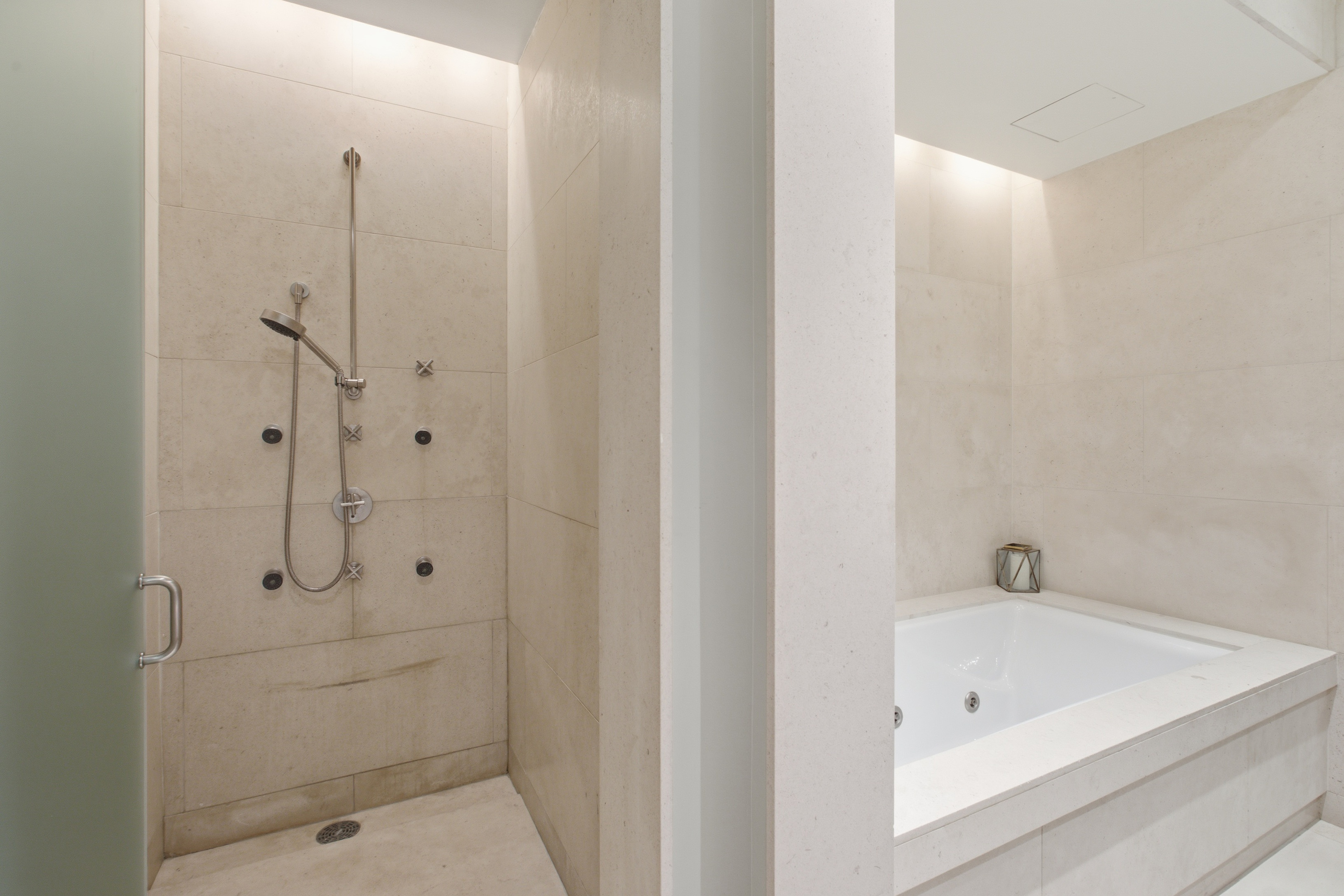  Outstanding, Three-bedroom Three and a Half Baths - 物件實景