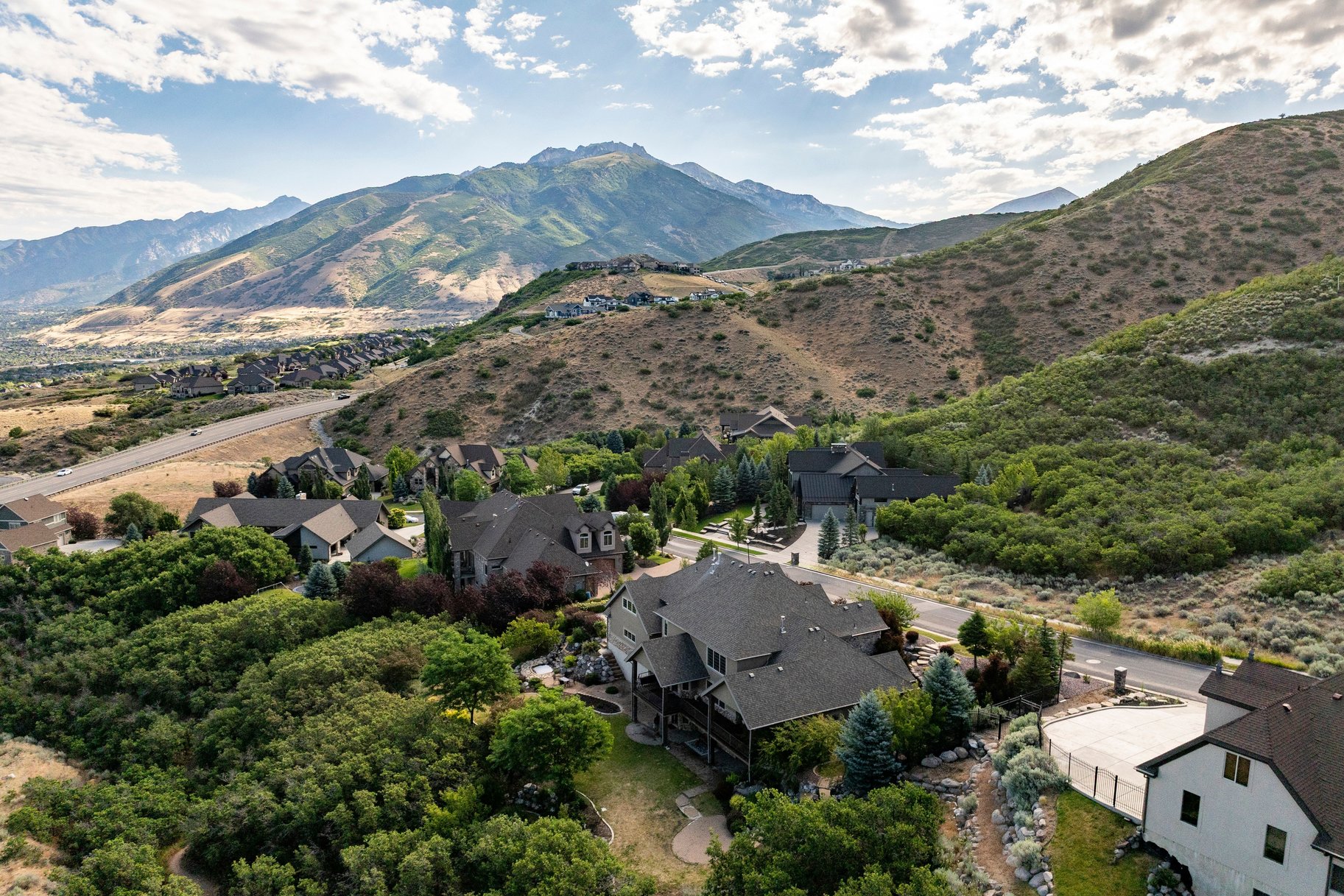  Mountain Views, Trail Access & Luxury East Bench Living - 物件實景