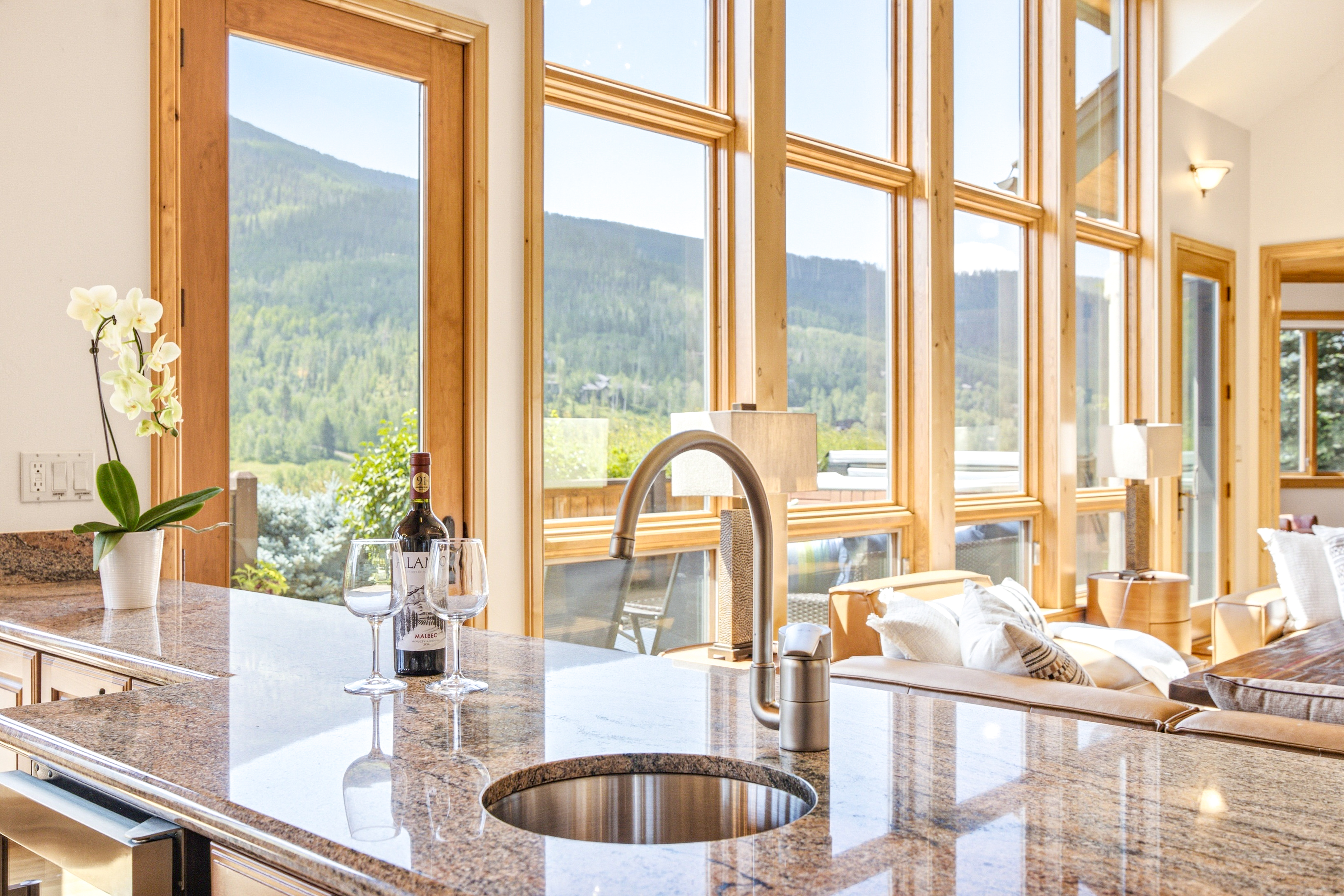  Custom-built, Single-family Home in the Exclusive Grand Traverse Neighborhood - 物件實景