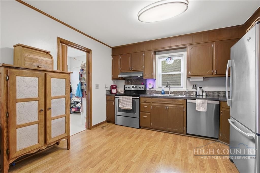 Spruce Pine, North Carolina, 28777, United States, 4 Bedrooms Bedrooms, ,2 BathroomsBathrooms,Residential,For Sale,2045160