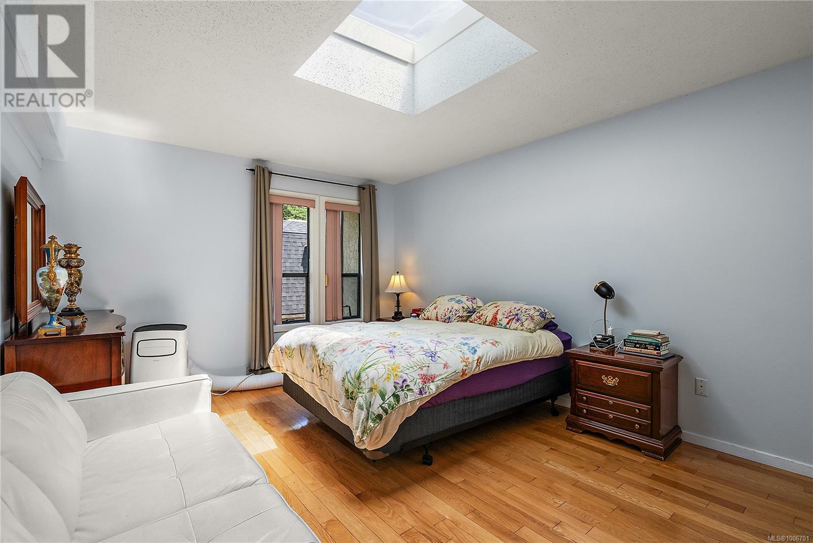 VICTORIA, British Columbia, V8S 1Z5, CA, 3 Bedrooms Bedrooms, ,2 BathroomsBathrooms,Residential,For Sale,1885281
