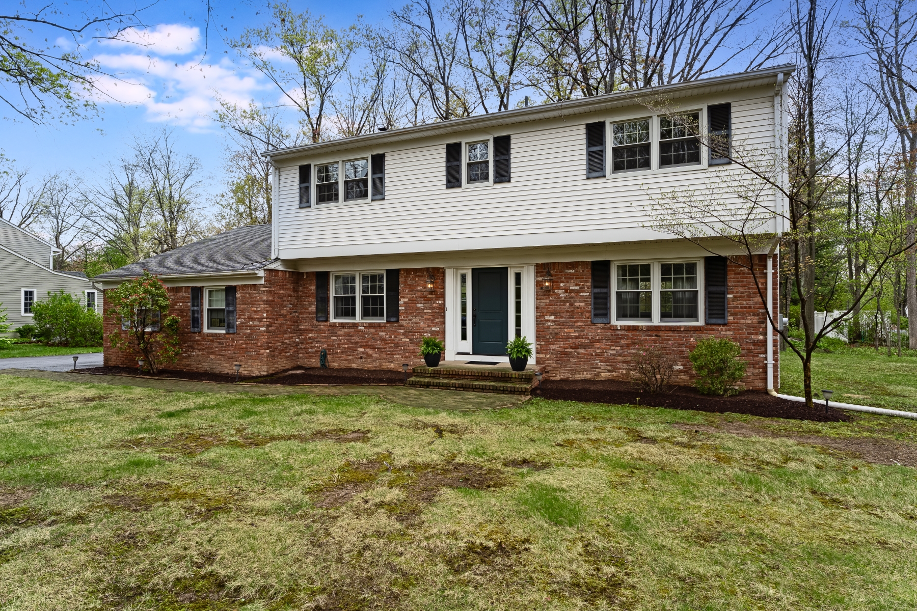  Traditional Center Hall Colonial Located on Lovely Cul-de-Sac - 物件實景