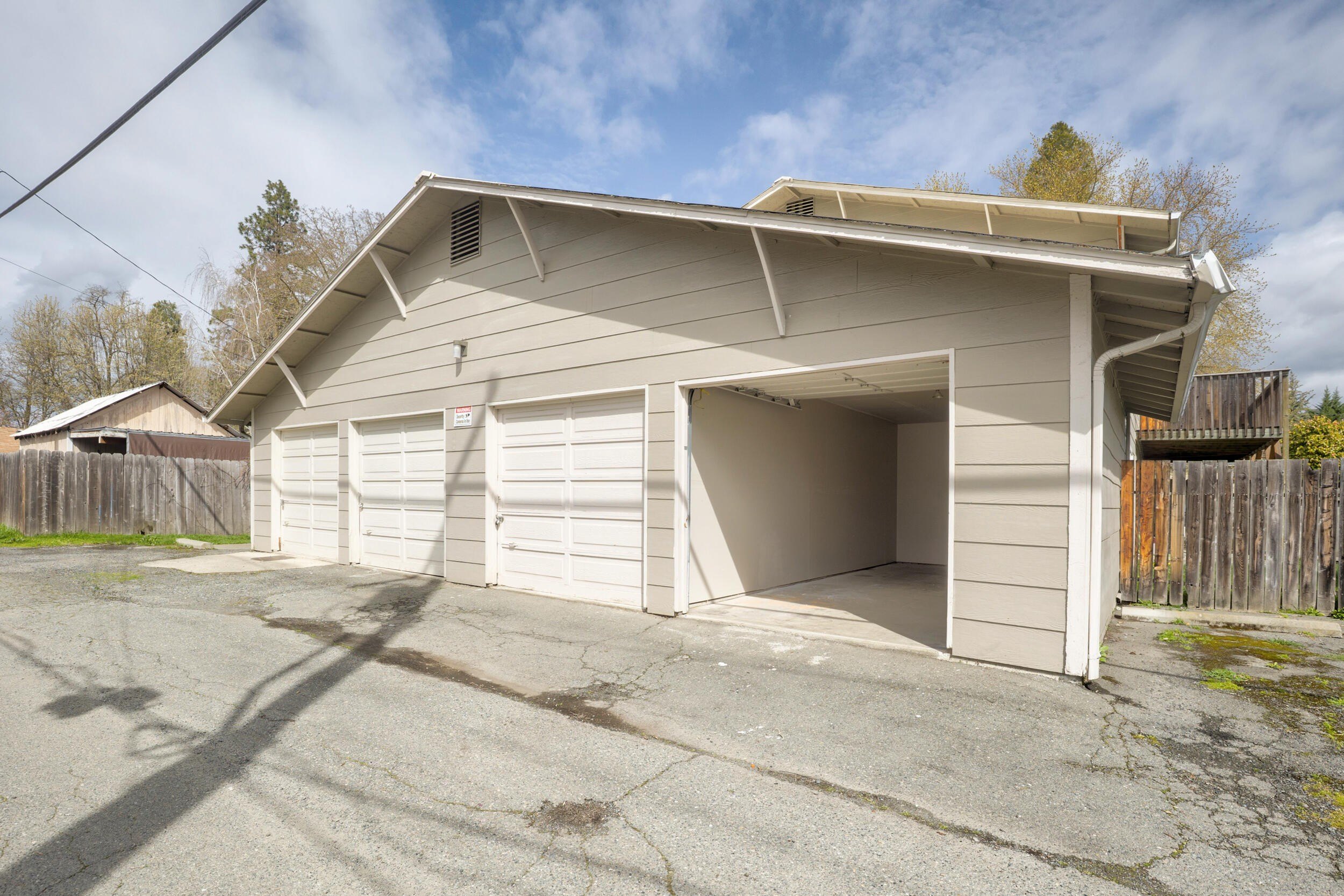 Grants Pass, Oregon, 97526, United States, ,Residential,For Sale,1916404
