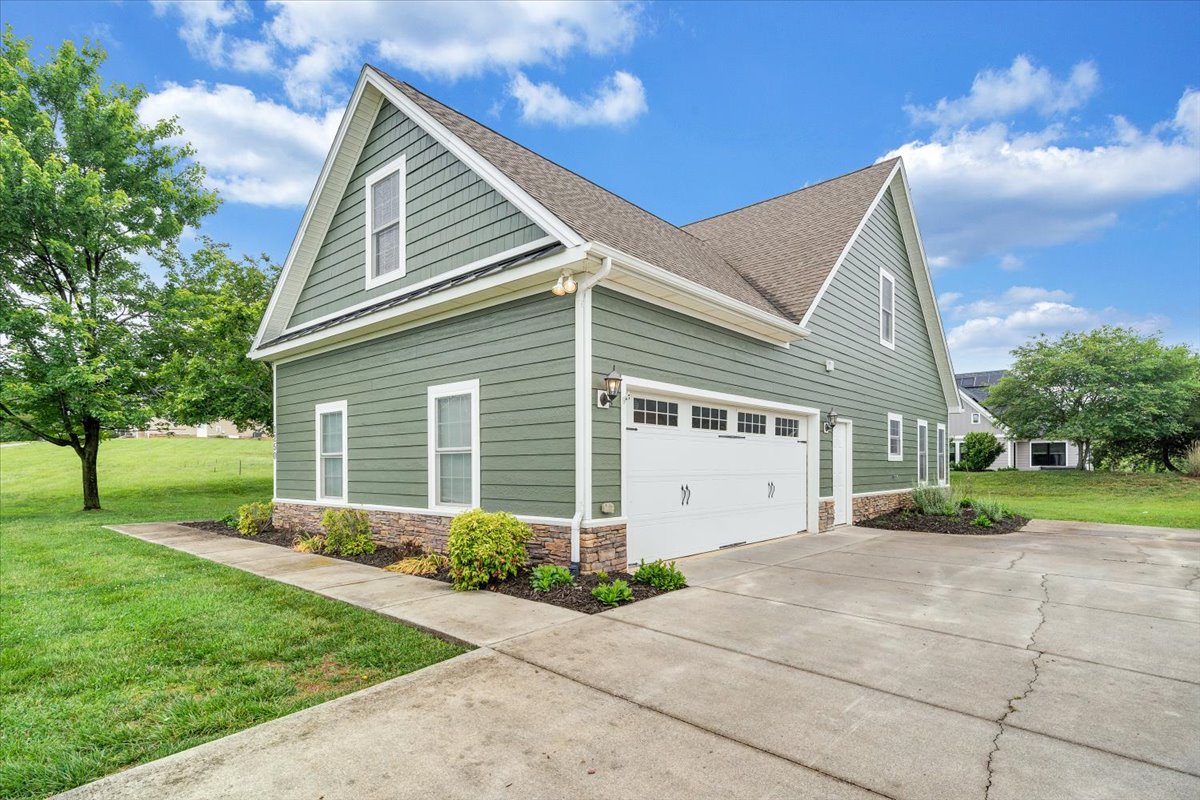 Huddleston, Virginia, 24104, United States, 4 Bedrooms Bedrooms, ,4 BathroomsBathrooms,Residential,For Sale,2048445
