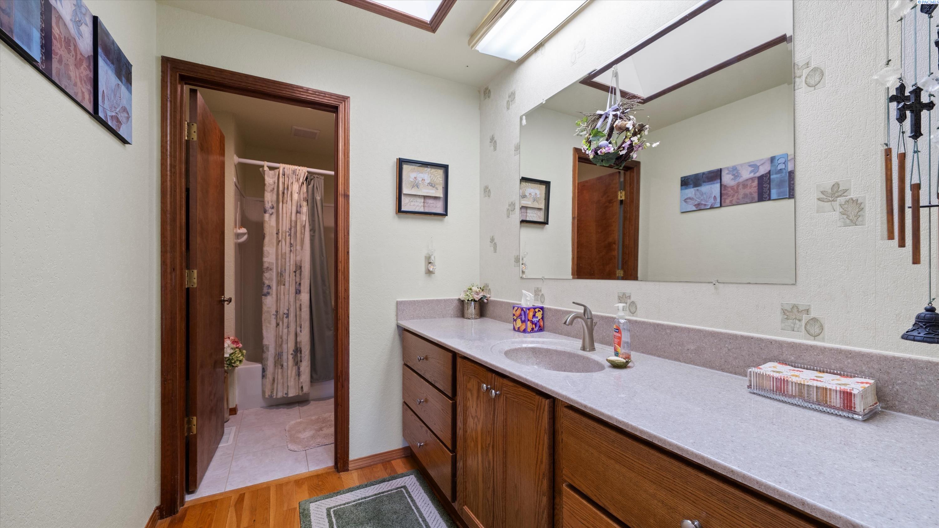 Richland, Washington, 99352, United States, 5 Bedrooms Bedrooms, ,1 BathroomBathrooms,Residential,For Sale,1991452