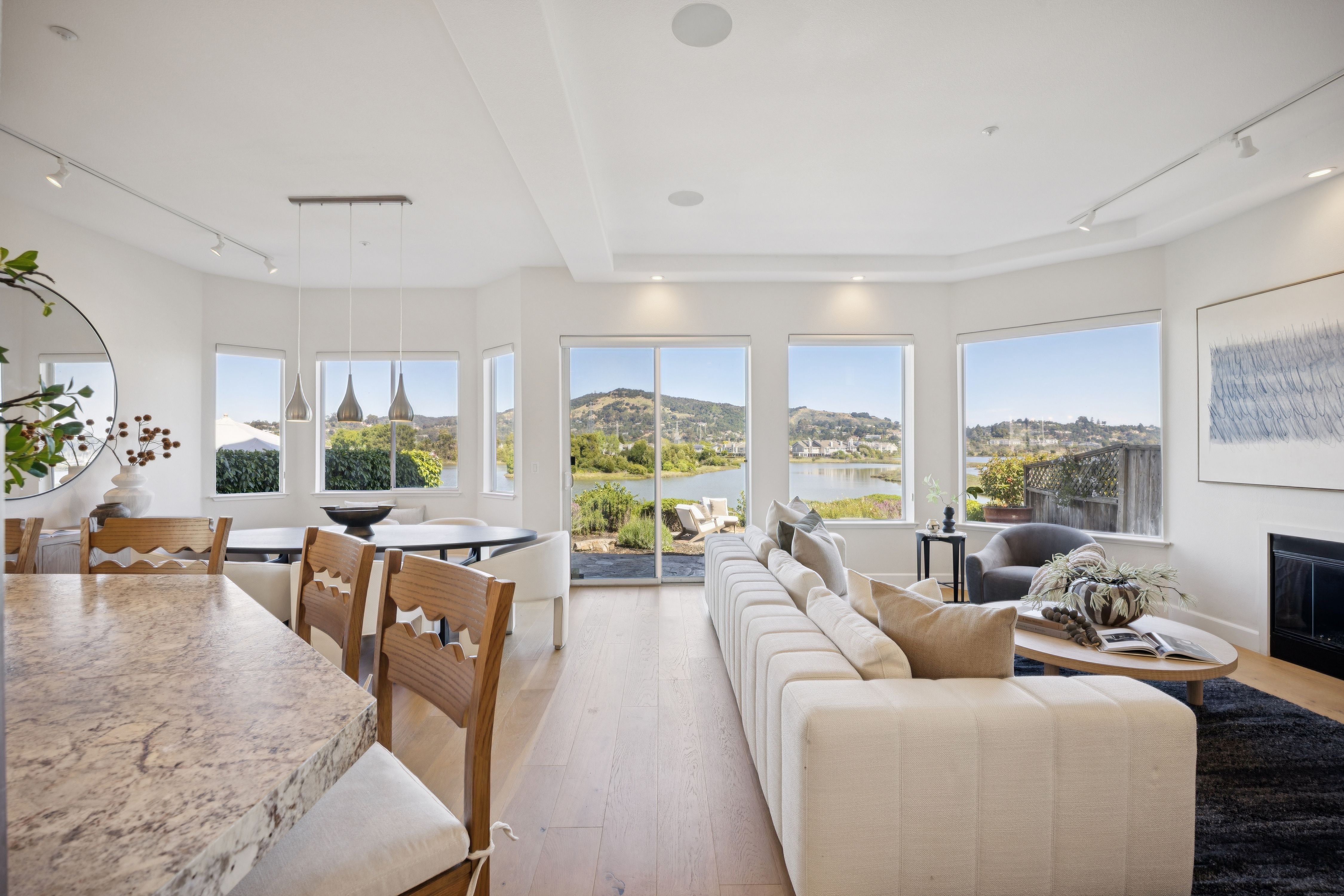  Sunny Waterfront Baypoint Lagoon Home - 物件實景