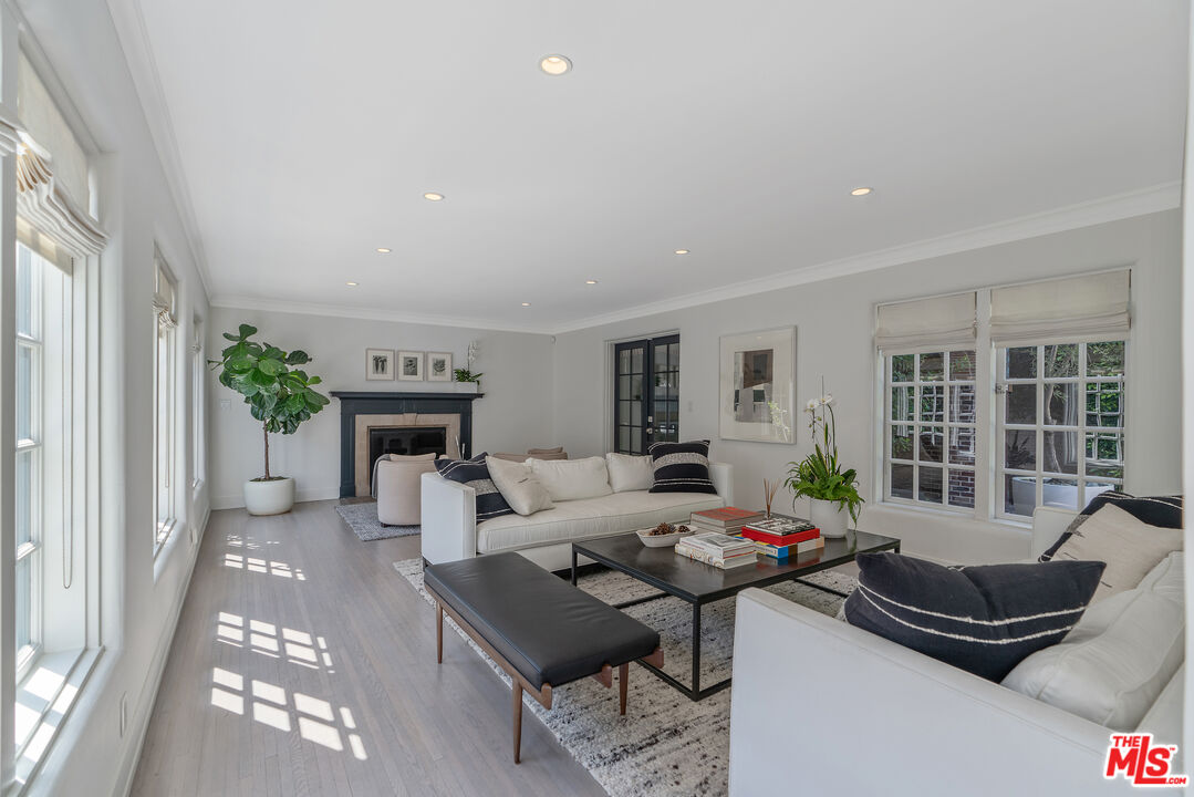 Los Angeles, California, 90020, United States, 5 Bedrooms Bedrooms, ,5 BathroomsBathrooms,Residential,For Sale,1939583