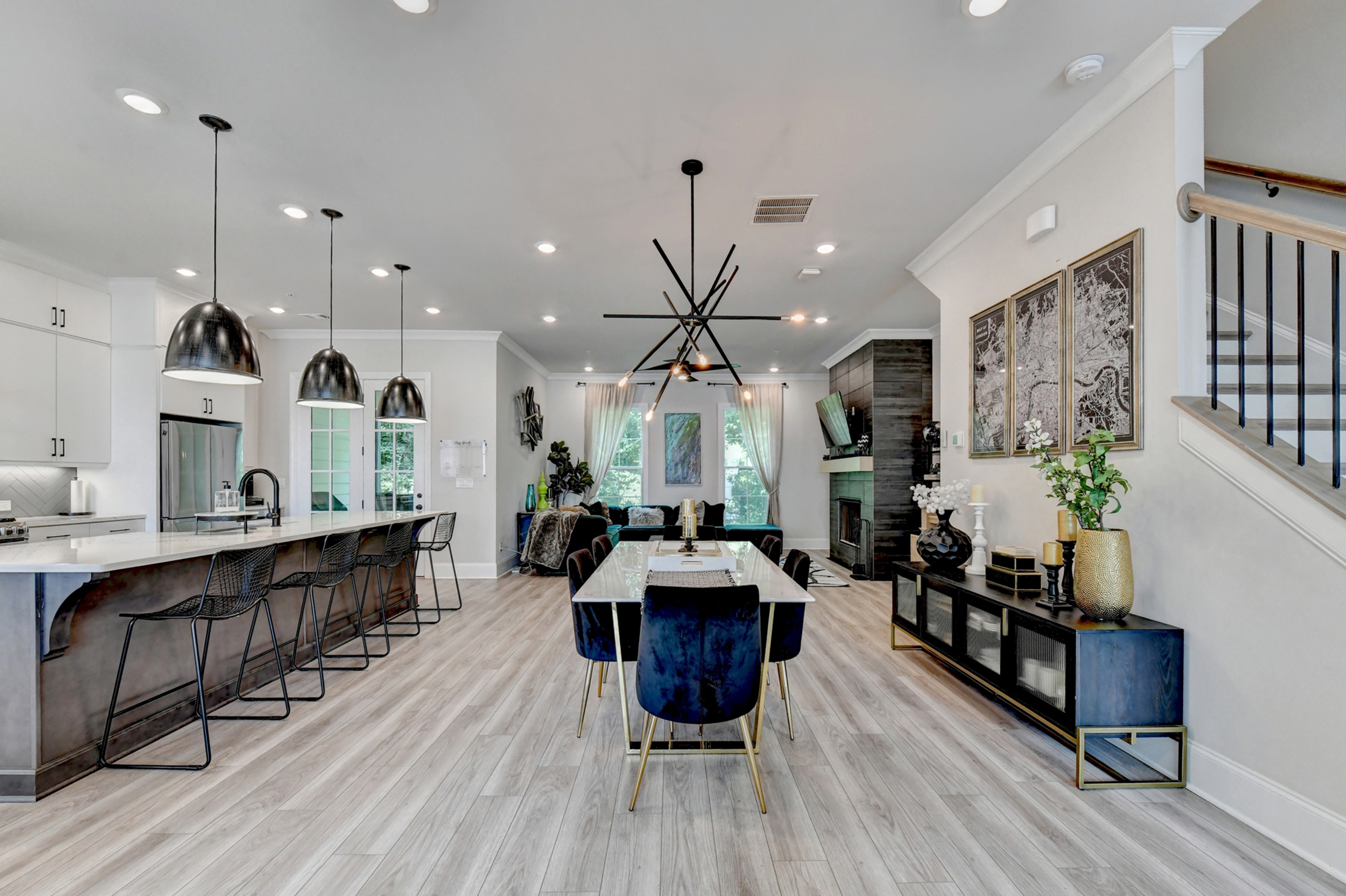  Welcome Home to this Magnificent Three-Story Townhome - 物件實景