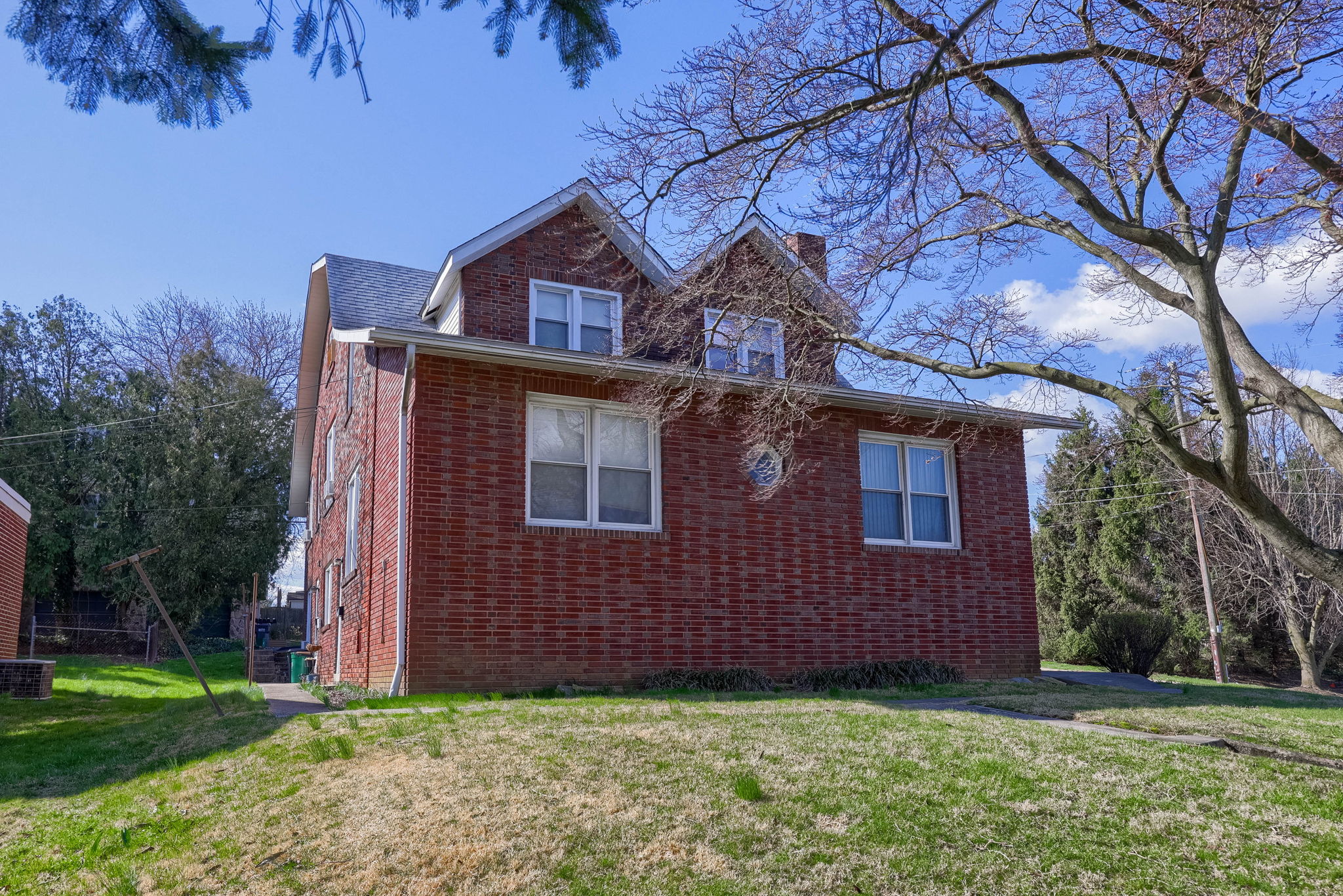  1694,1696,1698 Columbia Ave - 物件實景