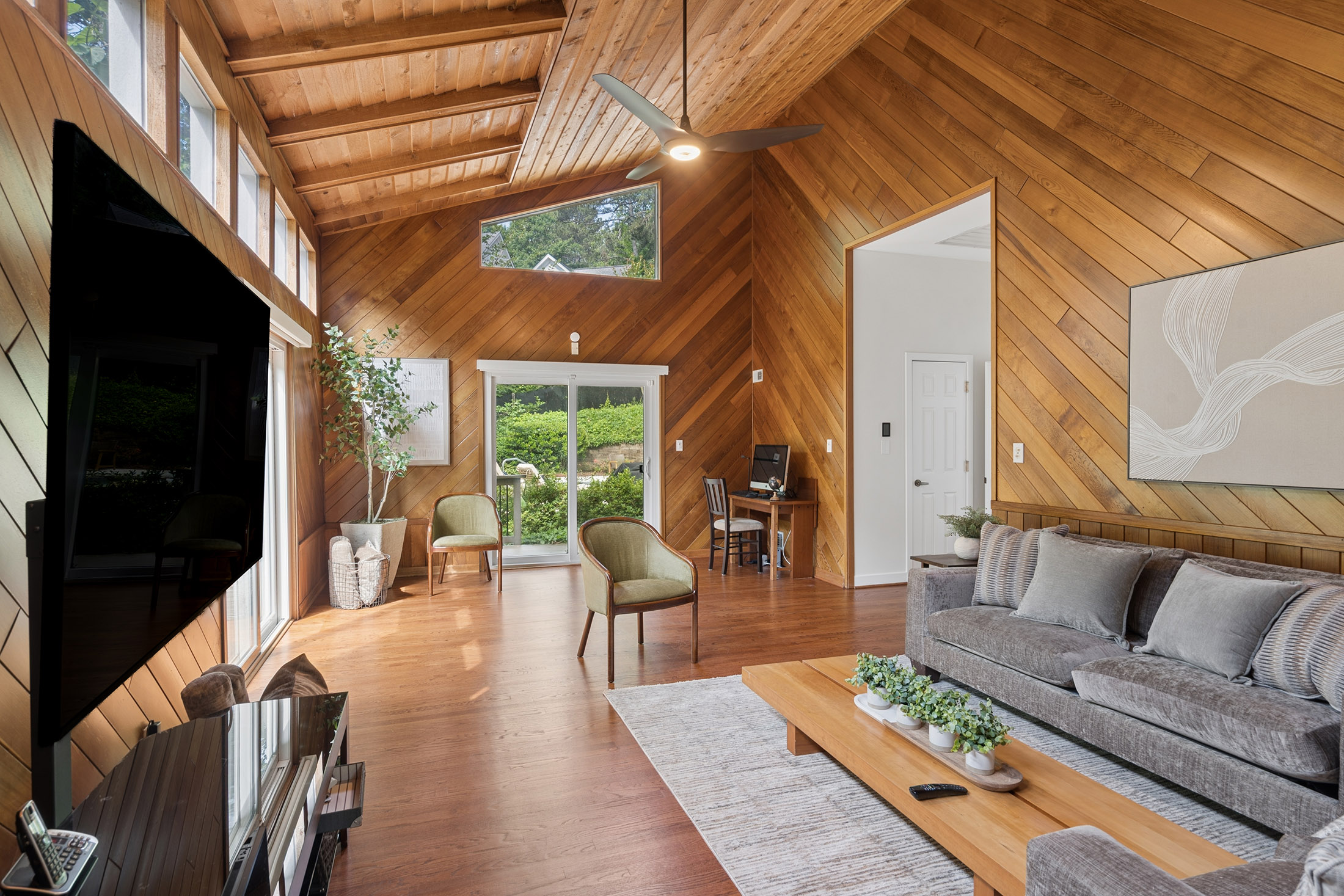  Bright, Contemporary Home with Backyard Retreat in Sought-After Riverside - 物件實景