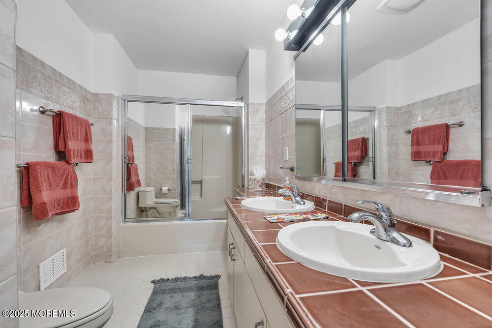 Red Bank, New Jersey, 07701, United States, 3 Bedrooms Bedrooms, ,5 BathroomsBathrooms,Residential,For Sale,1938827