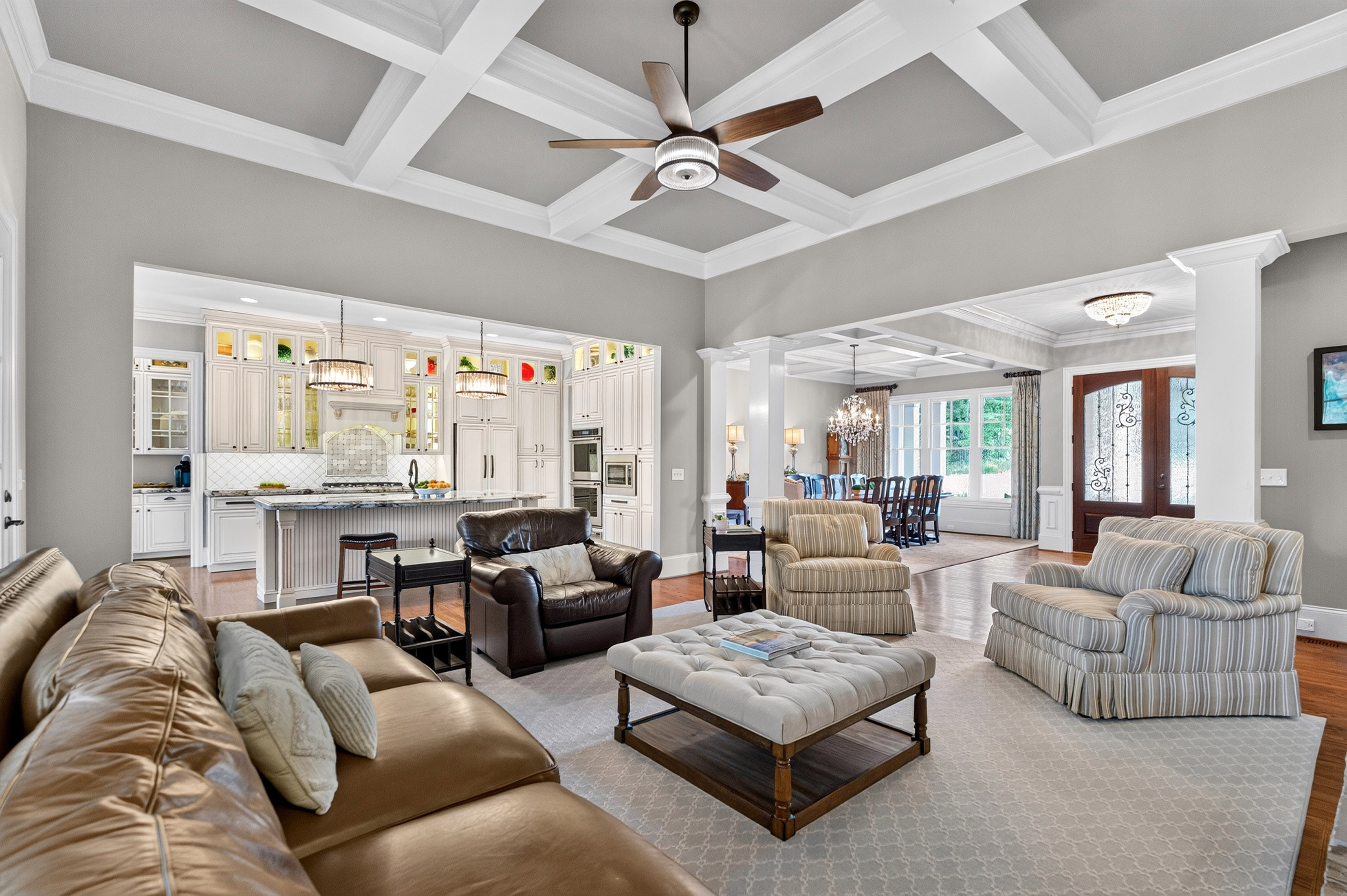  Experience Refined Estate Living in this Exceptional All-Brick and Stone Ranch - 物件實景