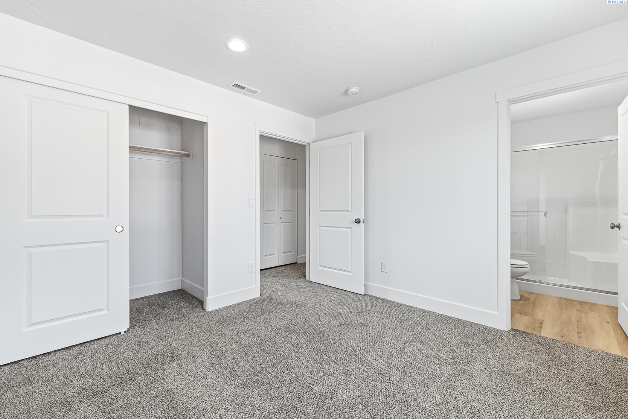 Kennewick, Washington, 99337, United States, 6 Bedrooms Bedrooms, ,Residential,For Sale,1796144