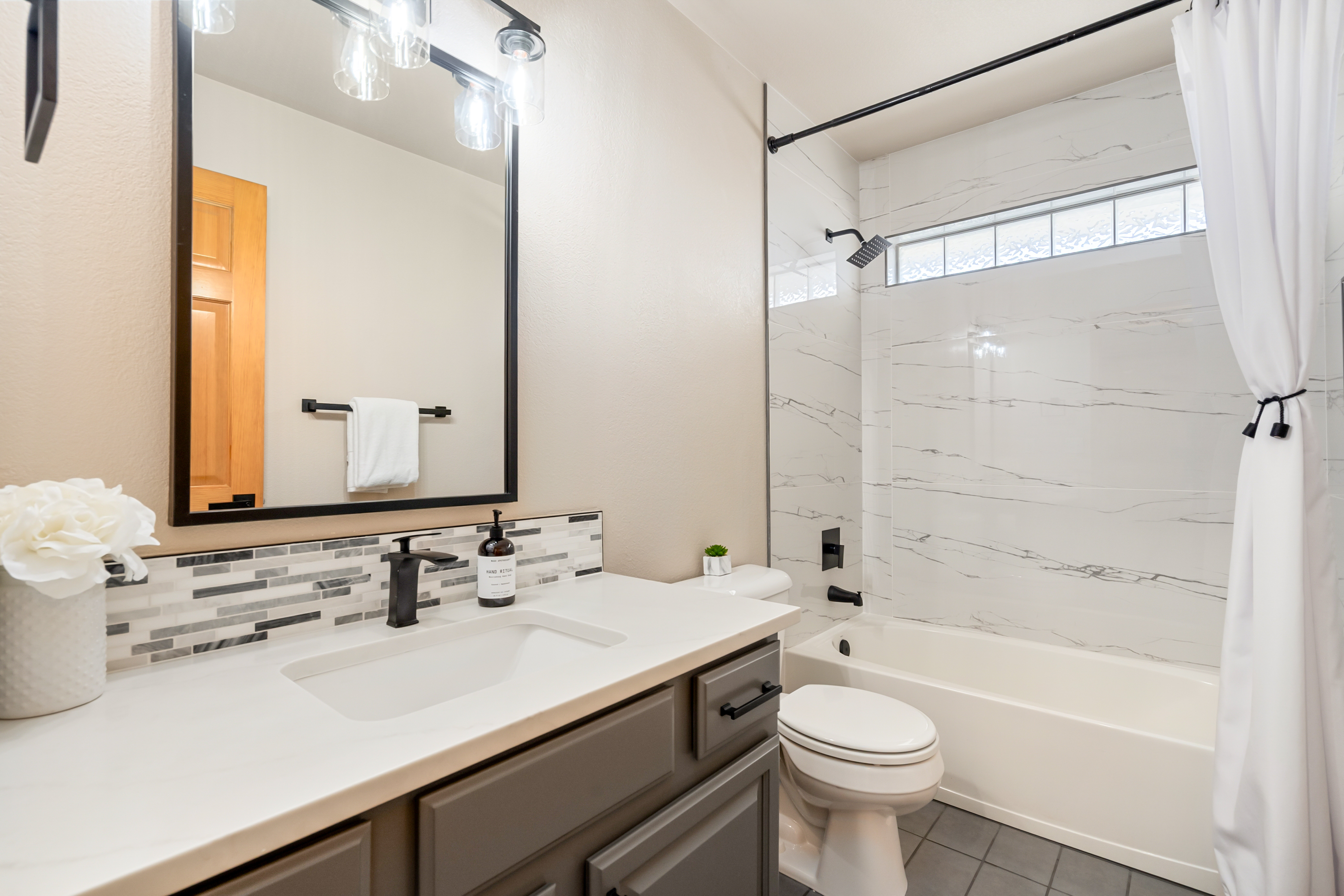  Luxuriously Renovated Home Overlooking Hole 15 of the Ptarmigan Country Club - 物件實景