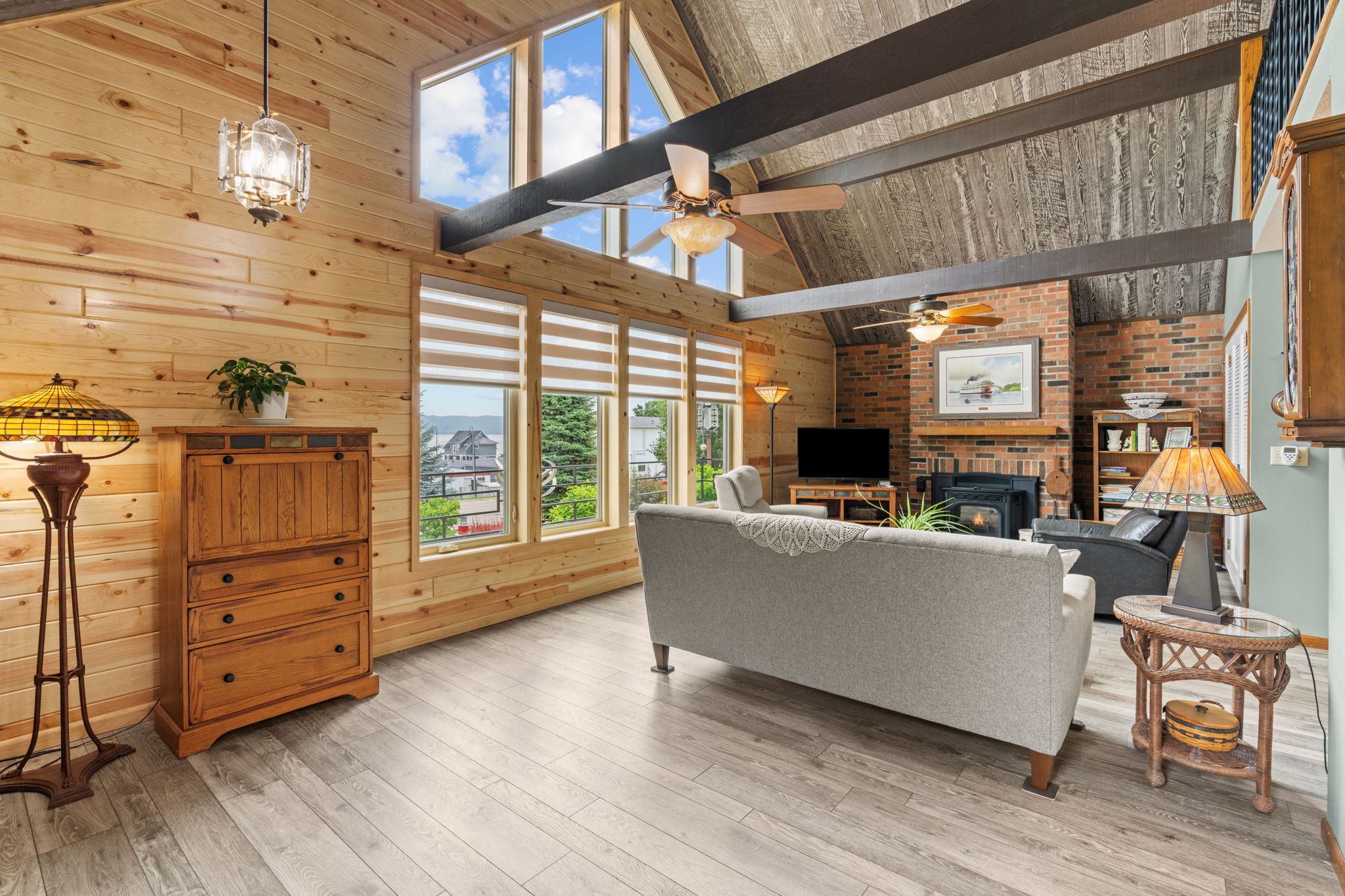  Scenic Chalet Retreat with Unforgettable Lake Pepin Views - 物件實景