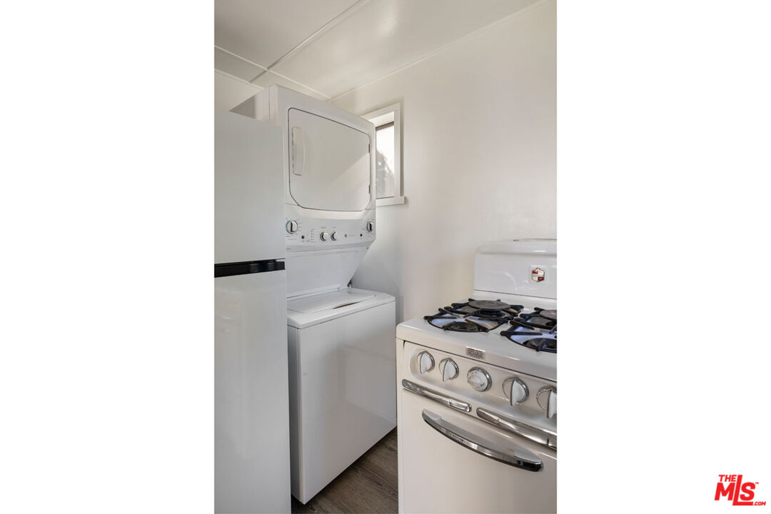 Los Angeles, California, 90027, United States, 4 Bedrooms Bedrooms, ,3 BathroomsBathrooms,Residential,For Sale,1989477