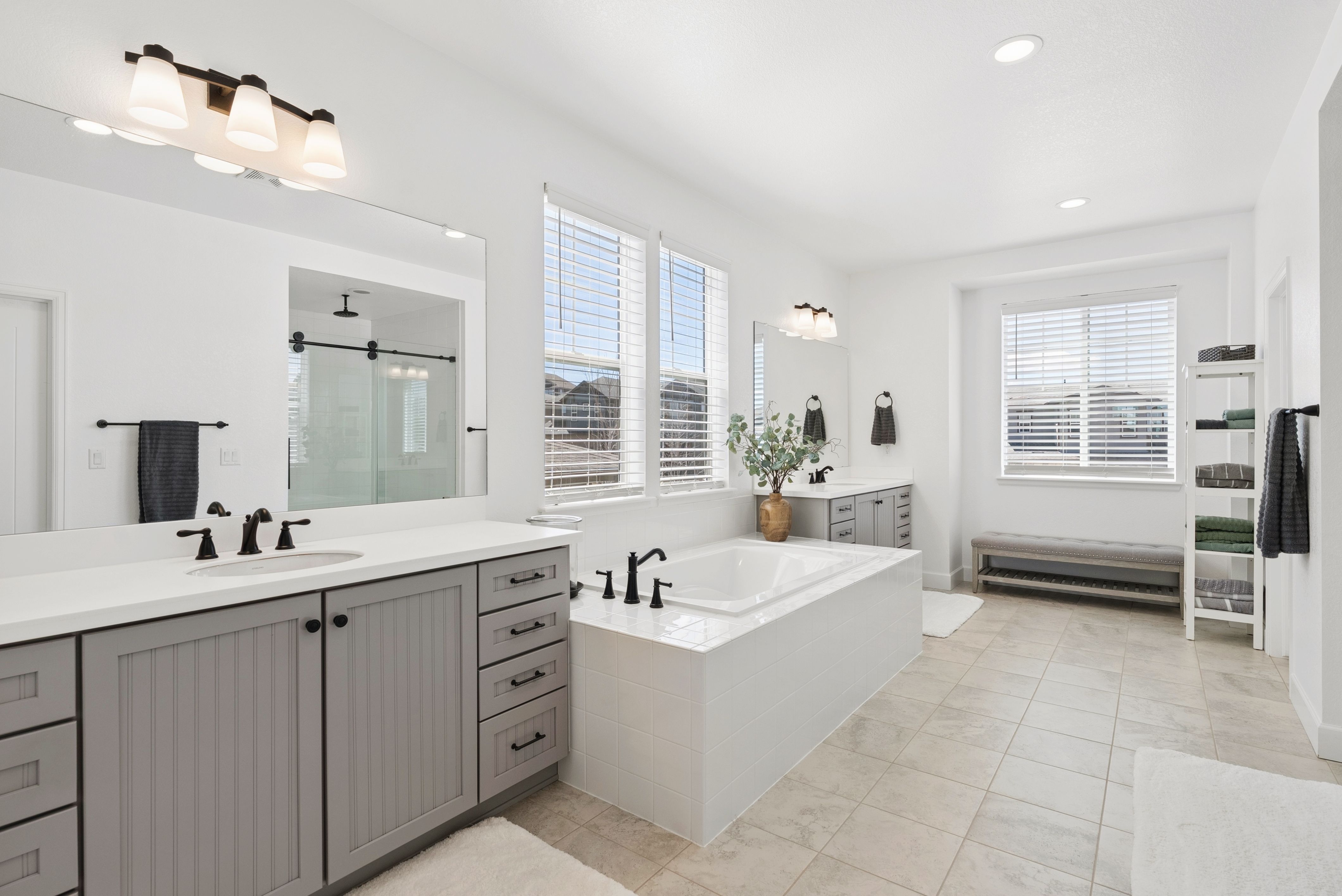  Newer construction, thoughtful design, and beautifully scaled spaces - 物件實景