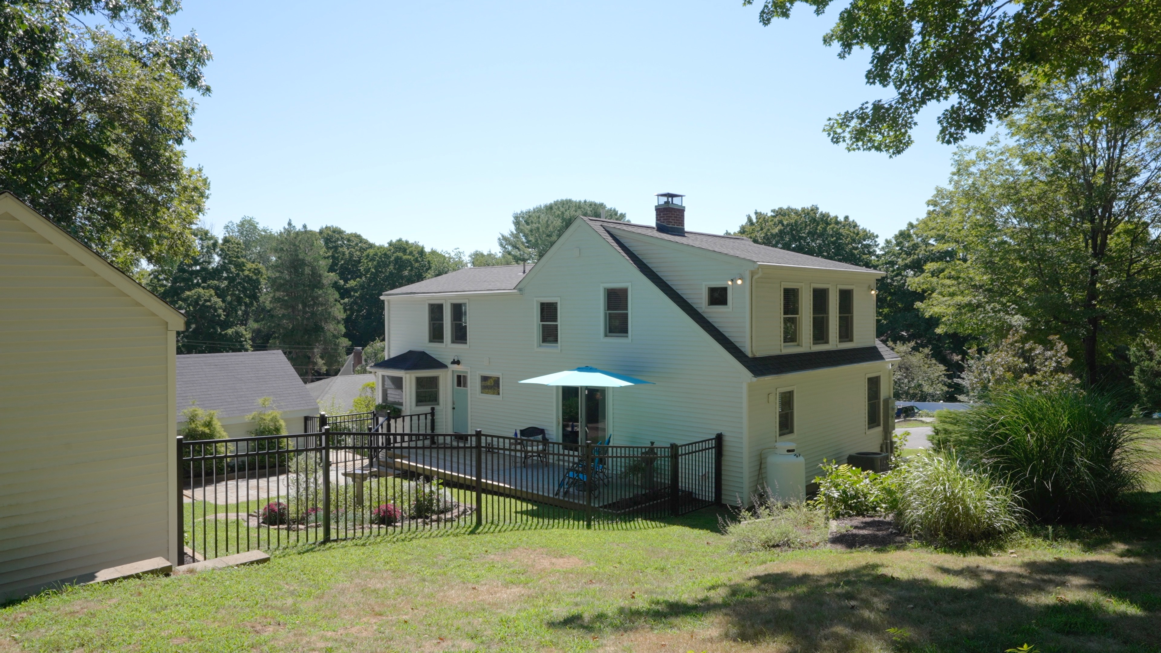  Charming Expanded Cape is Newly Remodeled - 物件實景