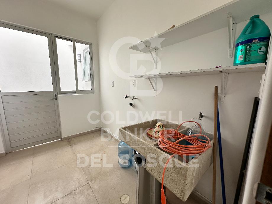 General Miguel Miram?n, Naucalpan de Juárez, Estado de méxico, 53126, Mexico, 6 Bedrooms Bedrooms, ,4 BathroomsBathrooms,Residential,For Sale,General Miguel Miram?n,1621577