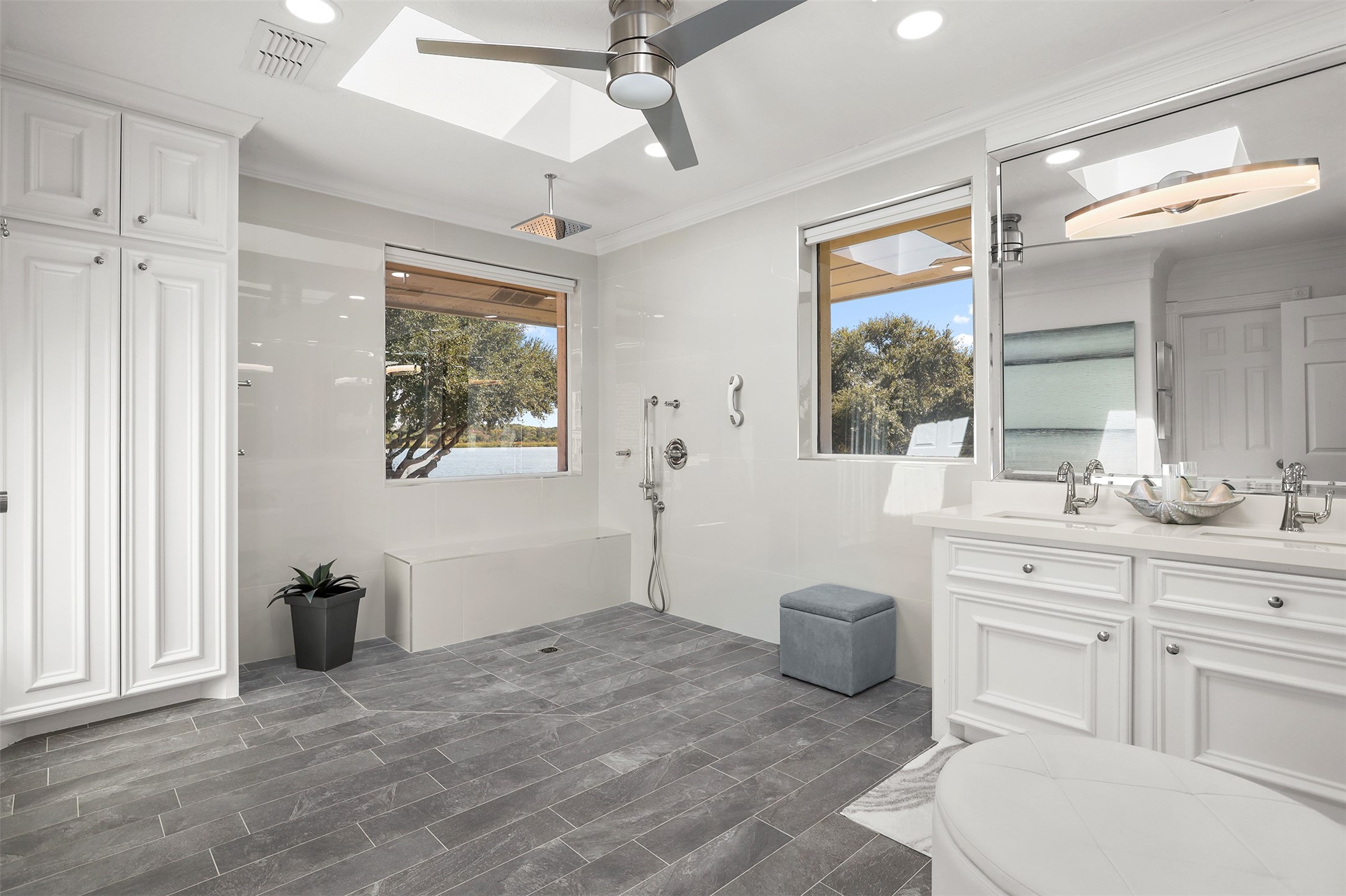 Nassau Bay, Texas, 77058, United States, 5 Bedrooms Bedrooms, ,5 BathroomsBathrooms,Residential,For Sale,1988330